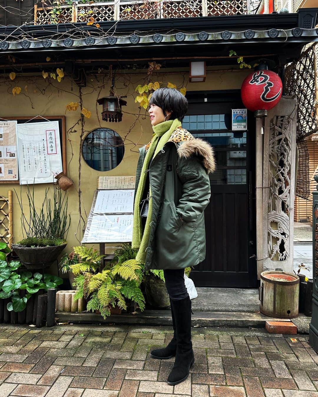 いかりさとみのインスタグラム：「東京寒い！ あすから大寒波がくるんだって。あったかいコート羽織りました〜⛄️❄️  #ootd #ビッグシルエット #アウター #カーキ #winter」