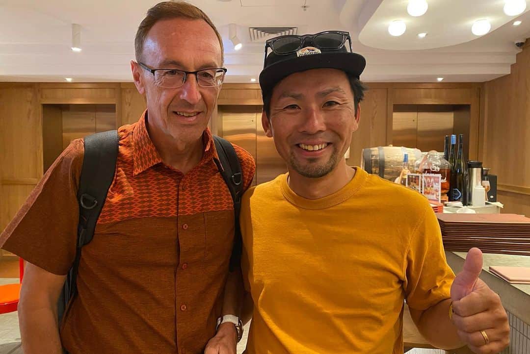 土井雪広のインスタグラム：「Great to see you again since 3 years .  And thank you for visiting my work shop today. was it short time but great conversation. I hope you had great time in Adelaide and I’m very looking forward to seeing your great interview to riders all of the races!!   See you next time somewhere in the would👋👋  皆さんこの方をご存知ですか？グランツールとか、イタリアンクラシックで選手にインタビューしてる方です。今年はまず最初、UAEツアーで、彼の素晴らしい選手へのインタビューが聞けるでしょう！そう、あの声は彼の声です🤟🤟実は18年ほど前から知る知人で、いつも彼の温かく、時には棘のあるインタビューがすごく好きで解説時にいつも助けられています。 レース好きの方は是非覚えて下さいね👍」