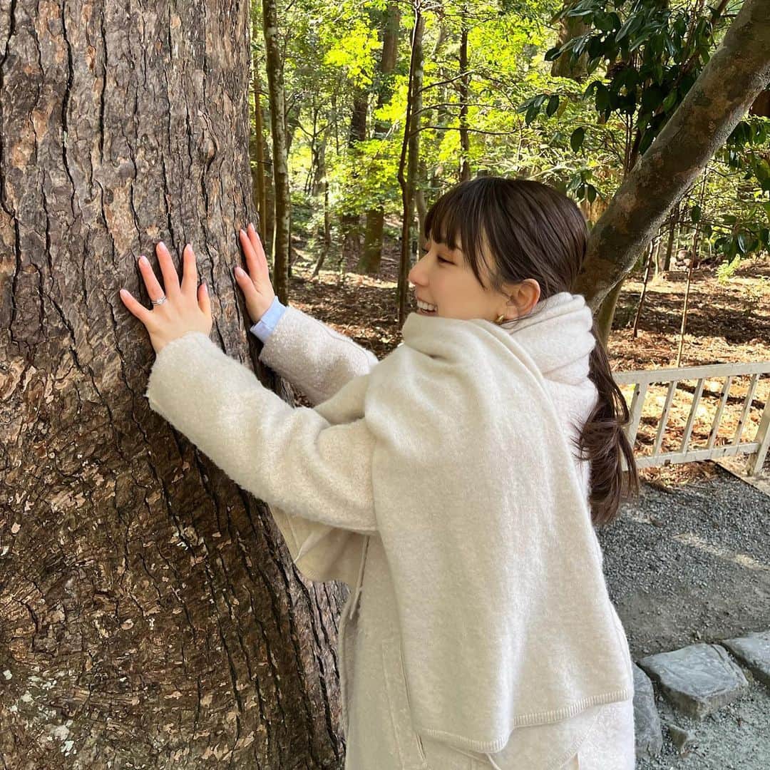 ひよんのインスタグラム：「⛩❤️‍🔥  土日で🦍くんとおでかけ💛 大きい木からパワーもらった🤣🌳 気ままにひよん(YouTube)撮ったから、 半年ぶりくらいに動画投稿する予定！ みんな忘れてる存在かもだけど、 よかったら見てね❤️‍🔥また言うね😆  赤福のぜんざいおいしかったし、 赤福とアイスコーヒー飲んだから 初めてコーヒーを美味しく感じた❤️ いい組み合わせ☺️  幸せな2日間だった❣️  #伊勢神宮 #赤福」