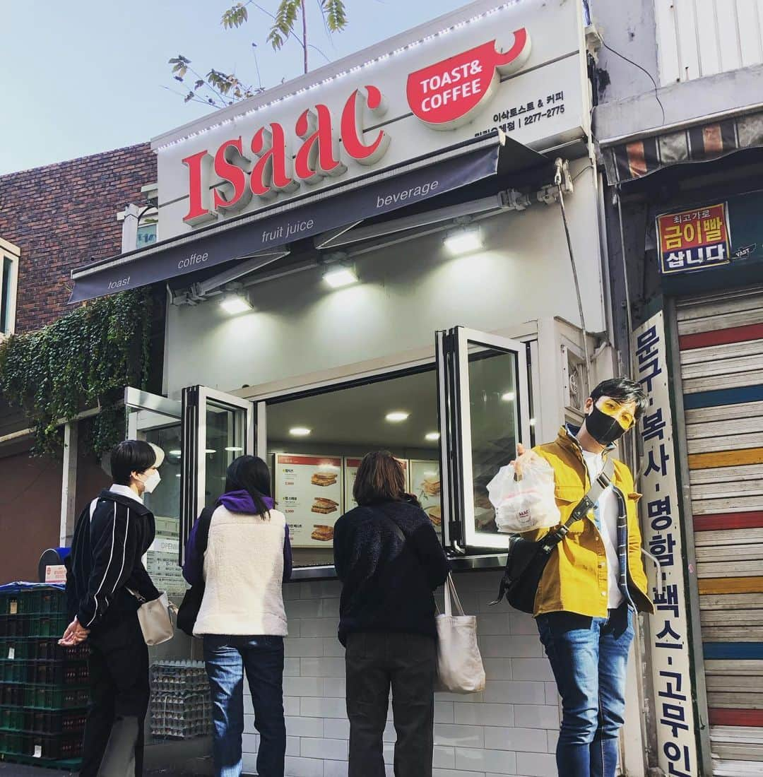 堤太輝さんのインスタグラム写真 - (堤太輝Instagram)「韓国東大門 『Isaac イサック　東大門ミリオレ店』  韓国旅行に行きましたら必ず朝に立ち寄る韓国トーストのお店です🥪  僕の昔のインスタを振り返るとやはり写ってましたw 久々の韓国旅行はテンションが上がります⤴️  場所も東大門の中心にありますので1日のスタートには👍✨  テイクアウトのみですので近くの広場で最高の天気の中☀️広場テラスでお召し上がりください☺️  ここでコーヒー買うのもよし✨ 好きなコーヒー店で買うのもよし✨  冬はホットコーヒー☕️と🥪  夏はアイスコーヒーと🥪  もう最高です♪  このトースト屋さんは、どりあんず堤太輝のYouTubeチャンネル『YOBOSEYO LAB #3』にて配信されております✨  心優しい皆様！ 今後の励みにもなりますし、チャンネル登録も増えますと、とんでもない事もできます！ 是非チャンネル登録と高評価ボタンをよろしくお願い致します。  そして最新『YOBOSEYO LAB #4』は後ほど、本日23日19時に配信致します♪ ゆる〜くご覧下さい✨ よろしくお願い致します。  #韓国  #韓国旅行  #東大門 #東大門グルメ  #トンデムン #トンデムングルメ #韓国料理  #韓国トースト #韓国朝食 #トースト #isaac  #イサックトースト #イサックトースト東大門 #サンドイッチ  #韓国料理好きな人と繋がりたい  #韓国好きと繋がりたい  #韓国好きな人と仲良くなりたい  #韓国旅行好きな人と繋がりたい  #どりあんず堤太輝　 #堤太輝 #韓国旅行YouTube #YOBOSEYOLAB #ヨボセヨラボ」1月23日 17時30分 - 223_taiki