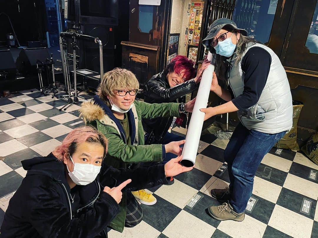 チフネシンゴのインスタグラム：「. そういえば先日の"Brand New Our Daylight 2023"でのデカポスター授与式。  あたかもツアー開始のような…😎😎😎  #あたかも #bnod #hotsquall #ワンマン #ホスコ #千葉look」