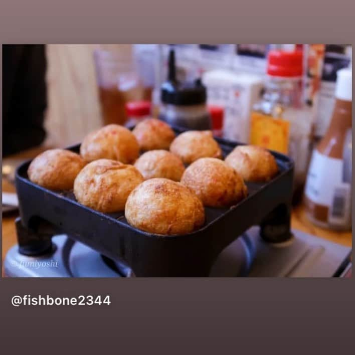 串カツ田中のインスタグラム：「@fishbone2344 さんより   串カツ田中をご利用いただきありがとうございます🙌 小学生以下のお子さま連れのお客様には、「手作りたこ焼き9個セット」を無料でご提供いたします！🐙🔥 ぜひご家族で楽しいひと時をお過ごしください☺️   -------------------------   ⚓️ 小学生以下なら、このたこ焼きが無料ってスゴすぎる🙌✨ テンションあがりまくってランチなのに家族3人で7,000円近く食べました😂   ------------------------- みなさまからの　#串カツ田中 の投稿をお待ちしております。投稿いただいた素敵なお写真を、串カツ田中公式アカウントでご紹介させていただいております！  #串かつ#ソース#2度づけ禁止#大阪伝統の味#グルメ#東京グルメ#大阪グルメ#居酒屋#居酒屋グルメ#グルメ好き#グルメ好きな人と繋がりたい#グルメスタグラム#グルメ巡り#居酒屋ごはん#居酒屋メニュー#居酒屋好きな人と繋がりたい#たこ焼き #タコパ #takoyaki #japan#japanesefood#instafood#ilovejapan#tempura#kushikatsu」