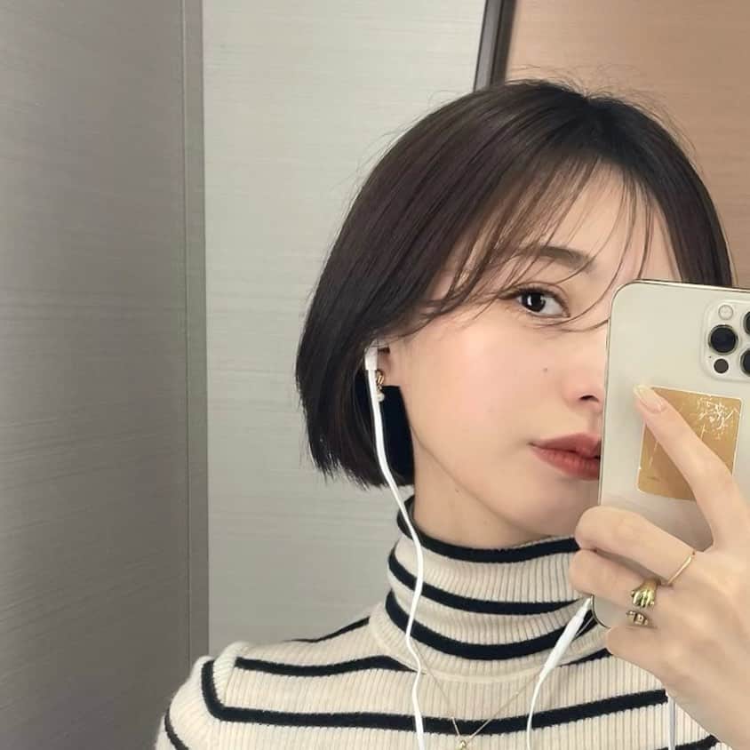 MIORIのインスタグラム：「・ 昨年末からAirPodsが見つからず コンビニで買った有線をずっと使っています🥹  位置情報も見れず🥹 悲しみの投稿🥹」