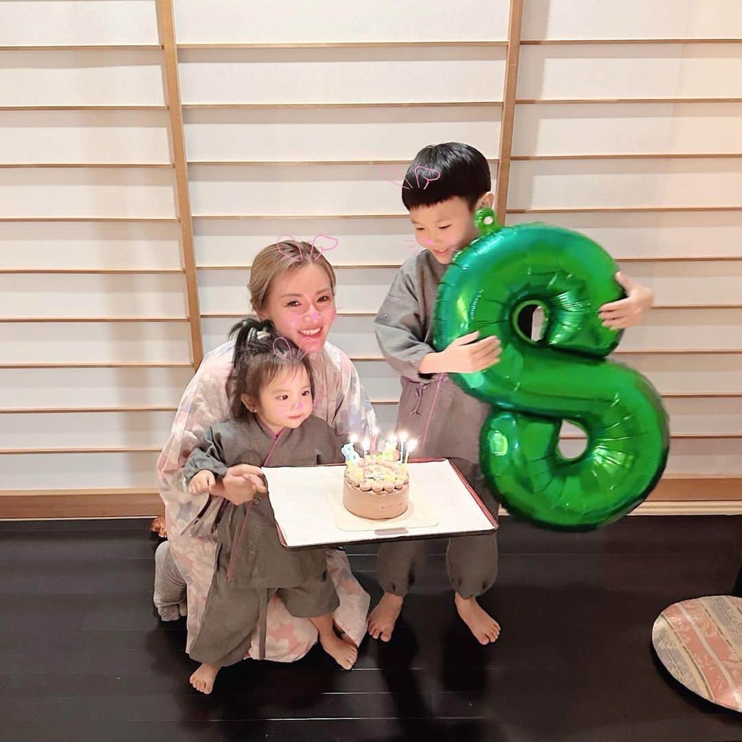 福王寺彩野のインスタグラム：「1/21は息子の8歳の誕生日でした🎂 もう産まれて８年も経つなんて🥲💓  おばあちゃんの初七日が終わったばかりのタイミングだったので今年は家族だけでささやかにお祝いしました♨️  まだまだ幼いところも沢山あるけど、妹が生まれてからとっても優しい素敵なお兄ちゃんになってくれて感謝しかない🥺  にいに大好きだよー🫶 素敵な一年にしようね✨✨  #息子 #誕生日 #8歳 #チビテル」