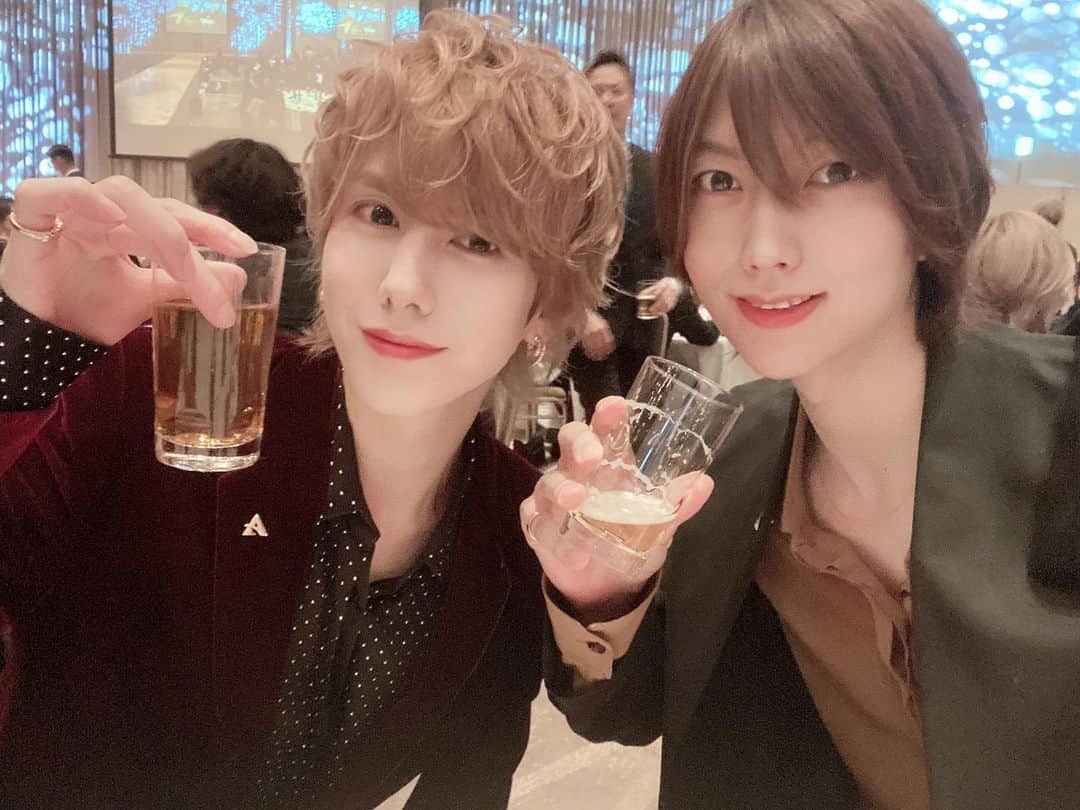 流川楓のインスタグラム：「新年会2023🎊 こんなに刺激もらえる環境に感謝🙏 壇上に立つ一人一人の言葉がまたよかった✨ そしてイケメンはいい匂いがした🕺 まぁバーレスクの方がいい匂いだったけど🤫  来年はAlfのメンバーを絶対に壇上に沢山載せる‼︎❤️‍🔥 俺も1番を目指す🤫  てか席遠くてうちの従業員と全然写真撮れなかったな😢」