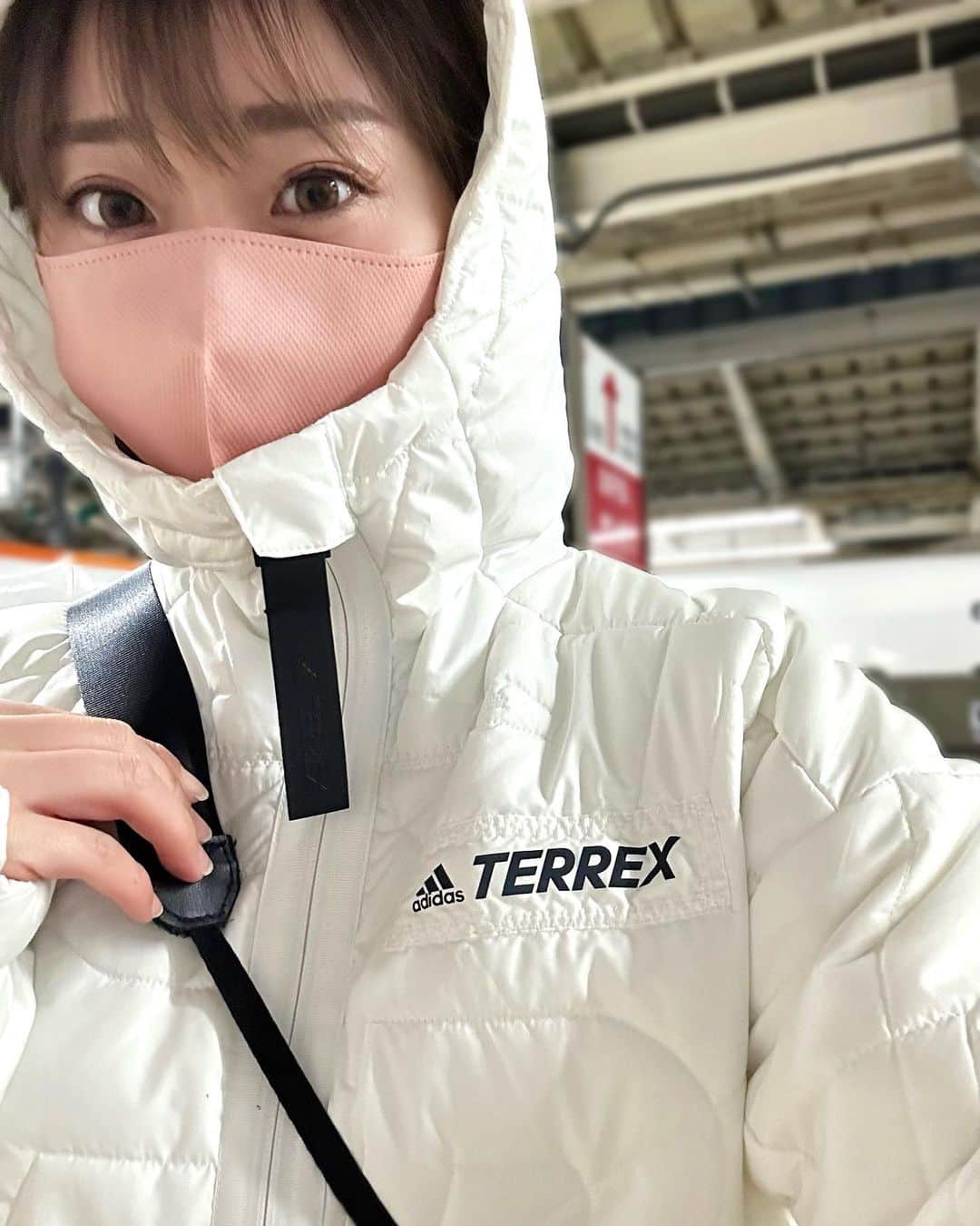 長崎望未のインスタグラム：「.  軽いのにポカポカしてて お気に入りっ🤭✨  @adidastokyo   ポイントは手の甲が 少し長くなっててるところ😆 いい感じ〜❤︎  #adidastokyo」