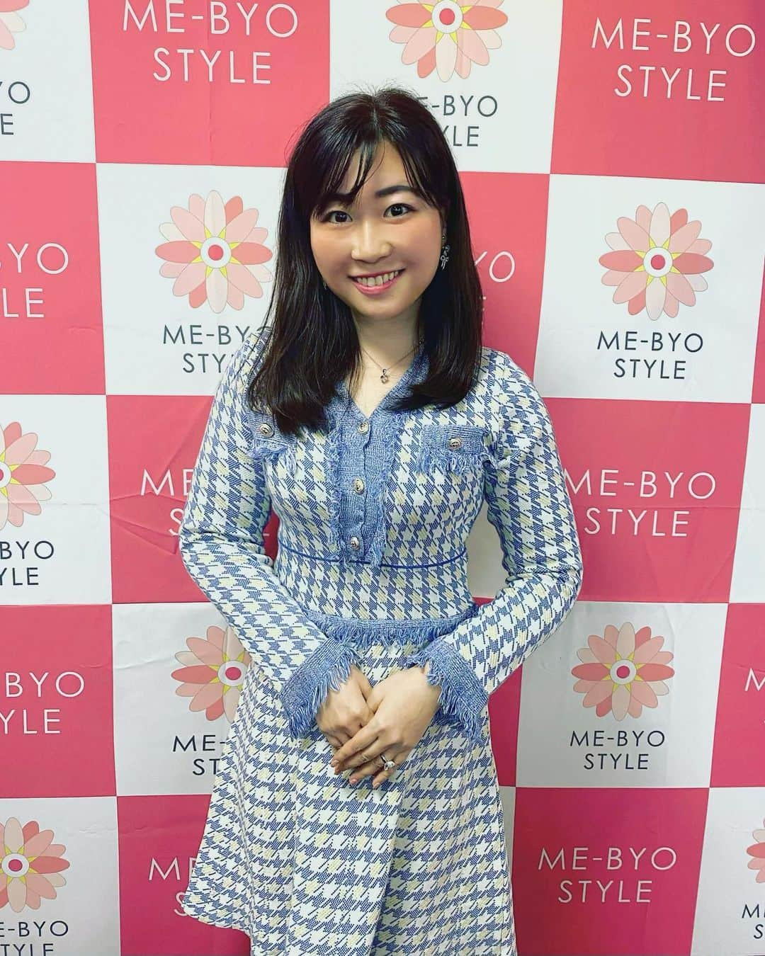 金谷有希子さんのインスタグラム写真 - (金谷有希子Instagram)「. . .【神奈川MEBYOスタイルアンバサダーとして、今年初登庁🌟】 . .2023年スタートし！今年度初めての神奈川県庁会議でした。 .  会議室には記者会見席みたいなバックボートがセッティングされていたので写真をパチリ撮っていただきました(^^)🤳  . . 黒岩知事も来られて本年度の意気込みを語って頂きアンバサダー達皆もそれぞれの活動やるぞー！と燃えているような感じがしました❤️‍🔥 . . コロナという感染症が流行ったことで、「健康」というキーワードが如何に大切か✨欠かせないものだということを多くの人が考えるようになったと思います。私も改めて感じた内の1人です🙏 . 健康ってすごく大事。だからこそ病気になる前に、日々の生活を大切にして「未病」の改善ができるよう！ . アンバサダーとして今一度呼びかけていきたいなと思いました、2023年の初めでした🎌 . 明後日25日は「神奈川県庁×無印良品さん」の企業コラボとして、中央林間でイベントを行います。 . 私はアナウンサーとして、またアンバサダーとして、お子様向けに絵本の読み聞かせなどをする予定ですので、ご家族で是非いらしてください📖 . ※無印良品さんのHPからご予約できます★ . バスボム作りもできるので、バスボム大好きな愛娘たちのために私もお土産として作らせてもらおうかなと思っています❤️ 皆さんに会えるのがまた楽しみだなぁ☺️ . ※会議の後はMEBYO弁当🍱‼️ 是非テレビ局のロケ弁でも取り入れてもらいたい健康に配慮したスマートミールです🎶 . . #神奈川県 #神奈川県庁　 #MEBYO  #神奈川mebyoスタイルアンバサダー #MEBYOスタイル #無印良品 #中央林間 #2023 #今年初投稿」1月23日 18時16分 - kanatani_yukiko