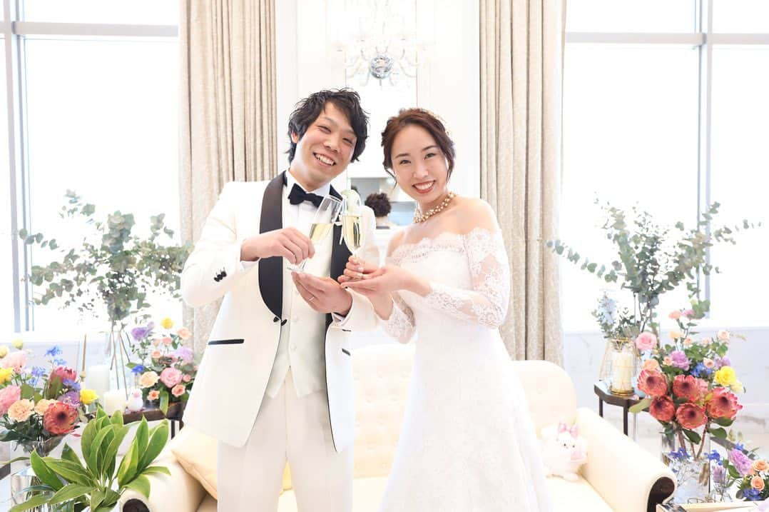 ホテルモントレ姫路ウェディングのインスタグラム：「・ @hotelmontereyhimeji.wedding ・ 最上階パーティ会場シエルにて 大人気メインソファ席🕊 おふたりらしさ溢れるとっても華やかなコーディネート💐がお似合いでした💕 おふたりが大好きな🦜さんもところどころに登場してます👀♥️ . ・ -----------------------. ホテルモントレ姫路** ➭世界遺産・姫路城を一望できる 絶景のスカイチャペル☆* ・ ➭JR姫路駅直結の好立地⚐⚐ ・ 『あなたの大切な人も、大切にしたい』 **おふたりと全スタッフで創り上げる、最幸の一日 ・ 公式HPブライダルフェア予約は TOPのURLよりcheck☆* ☞@hotelmontereyhimeji.wedding -----------------------. ・  #プレ花嫁 #卒花嫁 #卒花  #結婚式 #結婚式準備  #結婚準備 #ウエディング #ウエディングレポ  #花嫁  #花嫁diy #挙式 #結婚式レポ #挙式レポ  #ウエディングドレス  #ホテルウェディング  #ウェディングフォト  #チャペル  #タキシード #メインテーブル #メインソファ #高砂 #プロポーズ #指輪探し」