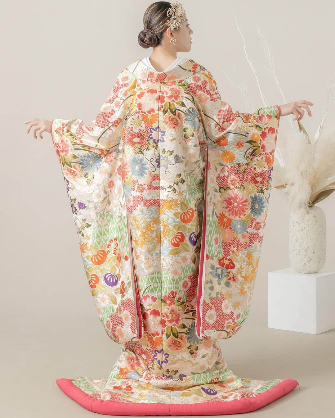 THE KIMONO SHOPのインスタグラム：「． ✿春秋桜花地紋✿ ． 桜や橘、紅葉と牡丹など四季の花々が多彩に描かれ ． 花菱や青海波紋の日本の伝統的な文様で古風で可憐な一着 ． 名称の通り、春や秋にぴったりꕥ  ． 🎍新春キャンペーン🎍 1月中にご来店&ご成約の方限定 和装　20%OFF ※66,000円以上の商品レンタルのお客様に限ります。 ． ． ． 2023年2月来店予約も プロフィールのHPより ご予約承ります𓂂𓏸𓍼 @thekimonoshop_official  . . *※東京店※* 〒110-0016 東京都台東区台東3-43-6 仲御徒町ビル2階 【ご連絡先】 ☏03-5807-2626 ・ *※大阪店※* 〒530-0041 大阪市北区天神橋4-7-16 大阪国際学院扇町ビル8階 【ご連絡先】 ☏06-6355-5308 . ※ 火曜日定休（祝日営業） . *※福岡店※* 〒812-0027 福岡県福岡市博多区下川端町3-1 博多リバレインモールB2F 【ご連絡先】 ☏092-409-4221  @thekimonoshop_official  . .  #thekimonoshop  #THEKIMONOSHOP #着物 #kimono  #キモノ #白無垢 #色打掛 #和装 #和装結婚式 #和装小物  #和装前撮り #和婚 #前撮り #撮影 #着物レンタル #着物コーディネート  #和装コーディネート  #結婚式 #披露宴 #プレ花嫁  #プレ花嫁準備  #プレ花嫁さんと繋がりたい  #日本中のプレ花嫁さんと繋がりたい #カップルフォト #夫婦写真 #marry花嫁」