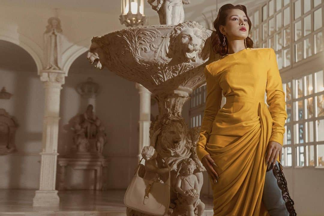 Chi Puのインスタグラム：「Brightening up my 2023 with this beautiful Gucci yellow dress #Gucci #GucciCosmogonie」