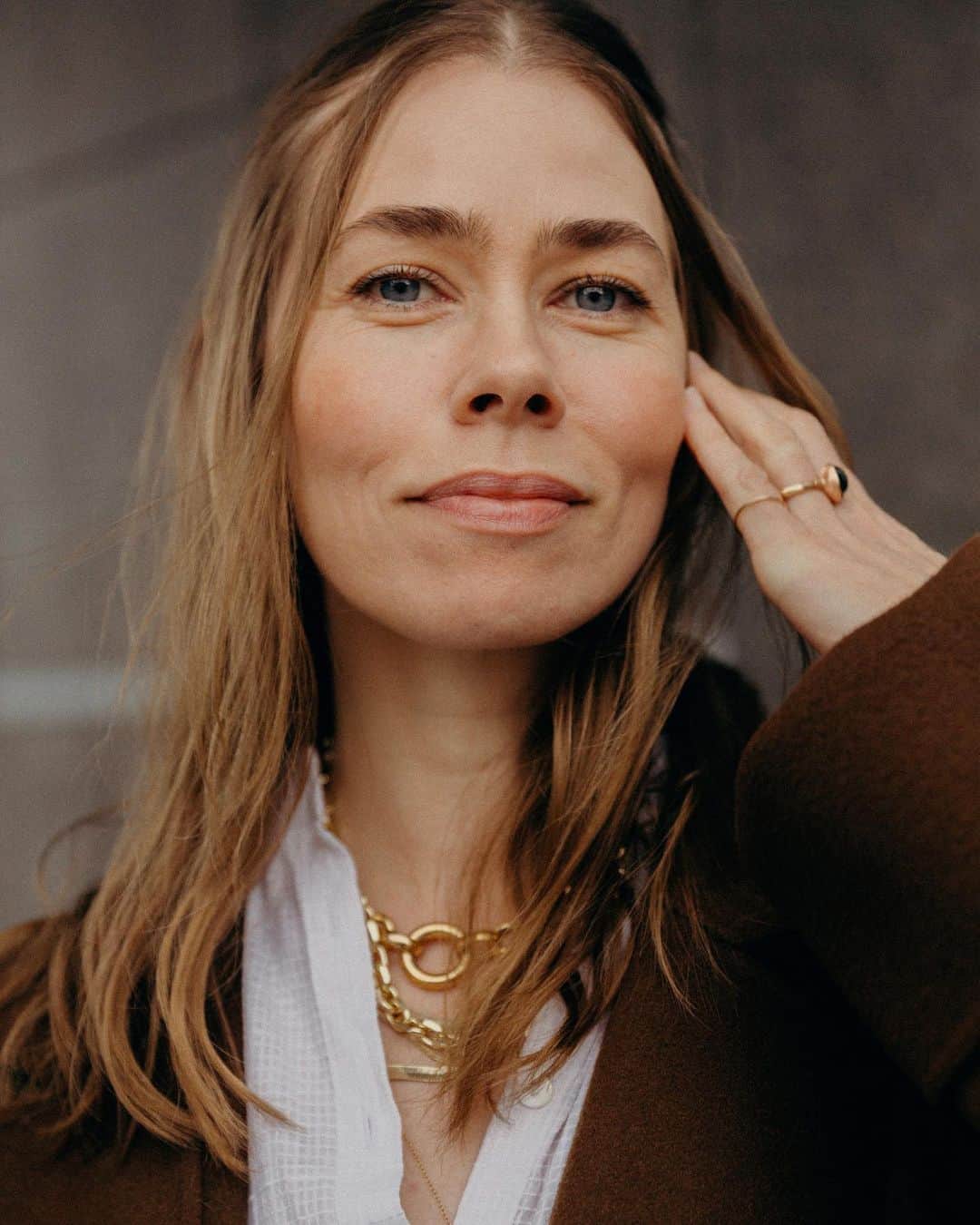 のインスタグラム：「Det er nogle år siden, jeg sidst havde premiere på teatret. Derfor havde jeg lidt glemt den ambivalente følelse, der uvilkårligt følger med, når arbejdet møder publikum og anmeldere. Man håber selvfølgelig, de kan lide det. Man ved også, man skal være ligeglad, hvis de ikke kan. Man forventer ikke, de kan se alle tanker, mellemregninger og idéer bag de endelige valg - og alligevel bliver man lidt skuffet, når de ikke kan. En meget stor del af mit fag handler om at blive betragtet udefra. Derfor er det godt at minde sig selv om, at den ægte glæde og tilfredsstillelse ikke ligger i andres anerkendelse. Det lyder  måske banalt (og måske også som om vi har fået dårlige anmeldelser - det har vi altså ikke!), men det er et tilbagevendende fænomen, og derfor værd at give en tanke, synes jeg. Jeg har haft en glimrende samtale med @tommyahlers om det og meget andet i hans podcast Fiasko hos @heartbeatsdk (anbefaler i øvrigt varmt de andre programmer i serien med bl. a. @ciliusbruun @hellethorningschmidt og @annesophiahermansen også) God mandag!🎧」