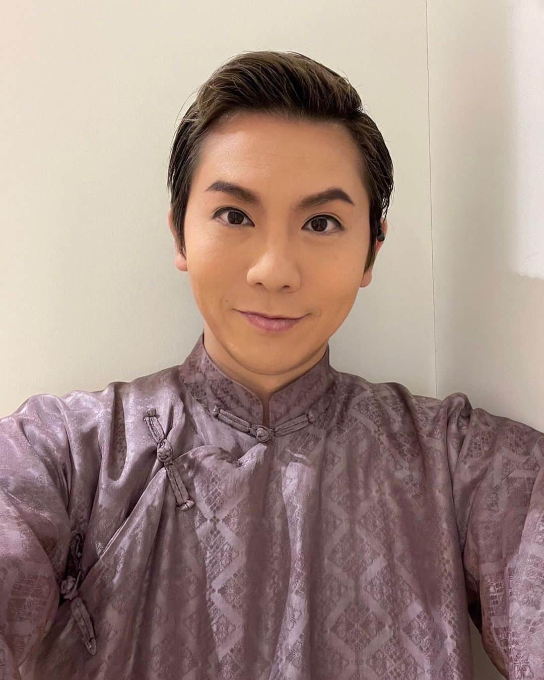 岡田亮輔のインスタグラム：「✨✨✨マヌエラ✨✨✨ 無事に東京公演千秋楽の舞台を踏む事が出来ました👏 皆様に感謝の気持ちしかありません✨🙏✨ ありがとうございました❤️m(_ _)m❤️ 初めてのチャイナ服🇨🇳杜月笙役と日々向き合い✨久々の悪役😏心はキツくて大変でしたが💦どうやったらリアルに感じて演じられるかを1番に考えて舞台に挑みました👍 日々一歩づつですが杜月笙役に近づいていければ✨この気持ちを持ち続け✨このままの勢いで大阪公演＆北九州公演も杜月笙役と共に駆け抜けたいと思います❗️❗️ まだまだ終わらないマヌエラの旅を皆様と共に☺️ #マヌエラ #東京公演千秋楽 #感謝を込めて #まだまだ続く #勢いをそのままに #上海 #日々一歩づつ #杜月笙 役」