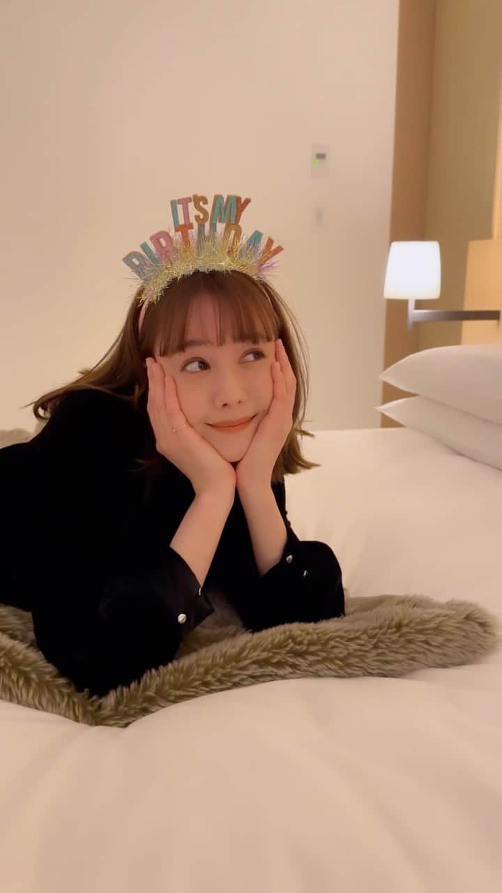 のインスタグラム：「好きな曲💞🤭  ルナとの楽しい時間。  そして蕎麦粉パンにバター🧈が おいしすぎて、ほっぺた落ちた😋」