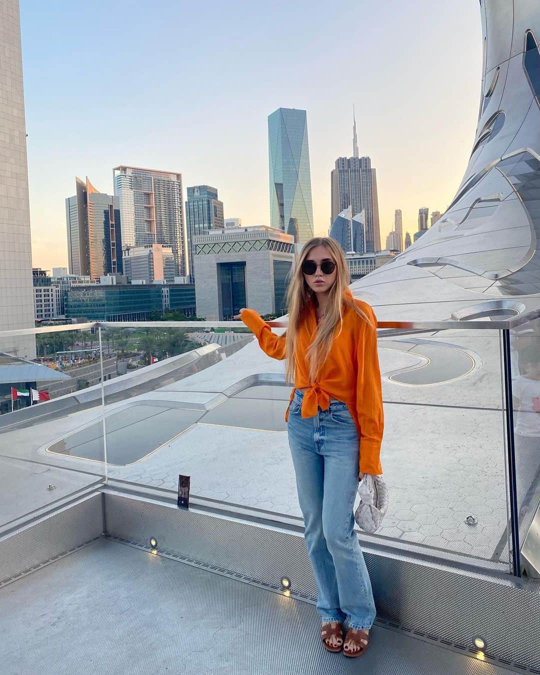 エレーナ・ラジオノワのインスタグラム：「Посетила музей Будущего!😍  Абсолютный восторг! Было забавно посмотреть, как мы можем жить в будущем. Так интересно наблюдать за прогрессом человечества. Я даже не осознавала как быстро он идет…  Буквально, пол века назад был сделан первый мобильный телефон, а через каких-то 50 лет мы, возможно, уже сможем жить на Луне.  А вы как думаете, что будет с нашей планетой через 50 лет?🤔🌍」