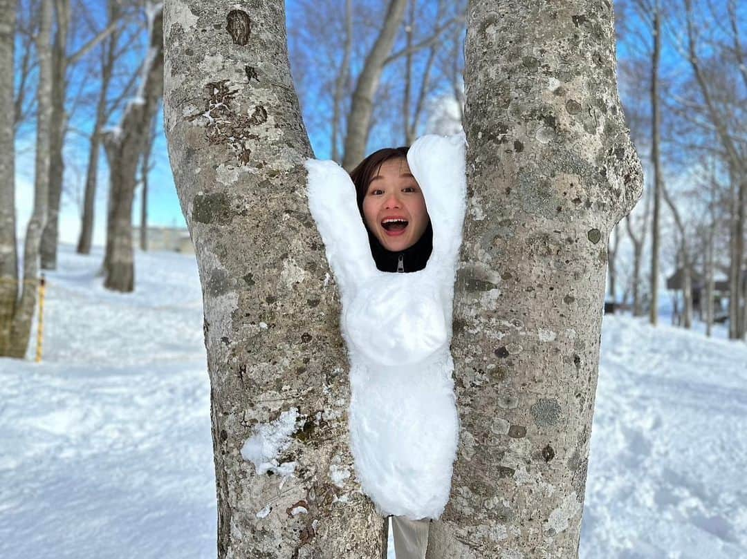 桜帆ゆかりのインスタグラム：「スノボ早々に離脱して…😮‍💨 #白馬マウンテンリゾート 🏔❄️🐻‍❄️  citybakeryの白馬岩岳が頂上にあるって理解してなくてゴンドラリフト券追加したけど😇笑  頂上に着いたらかまくらやブランコ、カフェなどなどたくさんの楽しいスポット沢山📍意外と私服の方いて安心〜  そこからさらに下るリフトに乗って、#チャバティ白馬  へ🍃　標高1100mの中々の寒さ（私服なのにリフトがカバー無しの外で強風で凍る🥶✖︎往復⇆）and強風で一瞬でhotチャイがぬるくなったけど笑　絶景でのtea timeでした🏔✨  冬は思い切り楽しんだから、次は春夏秋がどんな感じかまた来てみたいなぁーーー⛰  #白馬岩岳 #白馬岩岳マウンテンリゾート  #citybakeryhakuba  #chavaty白馬ヒトトキノモリ #雪遊び #かまくら #はじめのやつは多分 #🦥　 #🐒　　ナマケモノかな⁇かサルかな⁇ #可愛いスポット沢山」