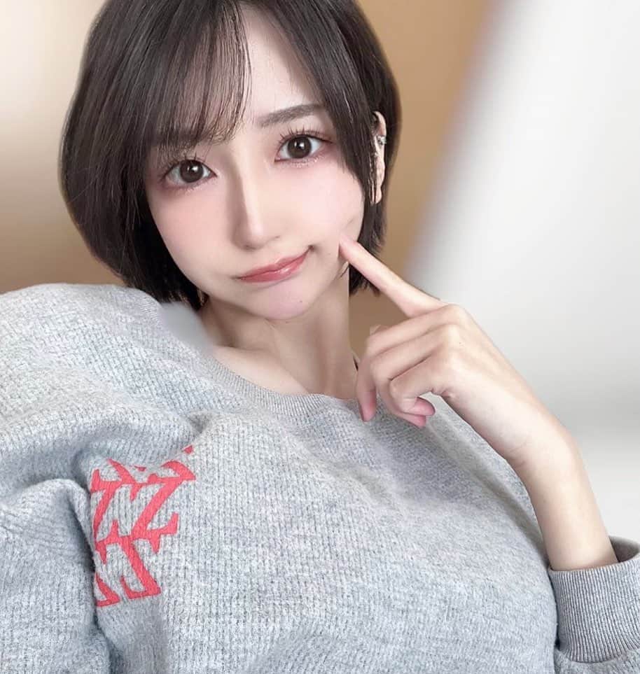 のインスタグラム：「せっかくメイク上手くいったのに 特に予定なくて15分で落とした🫤」
