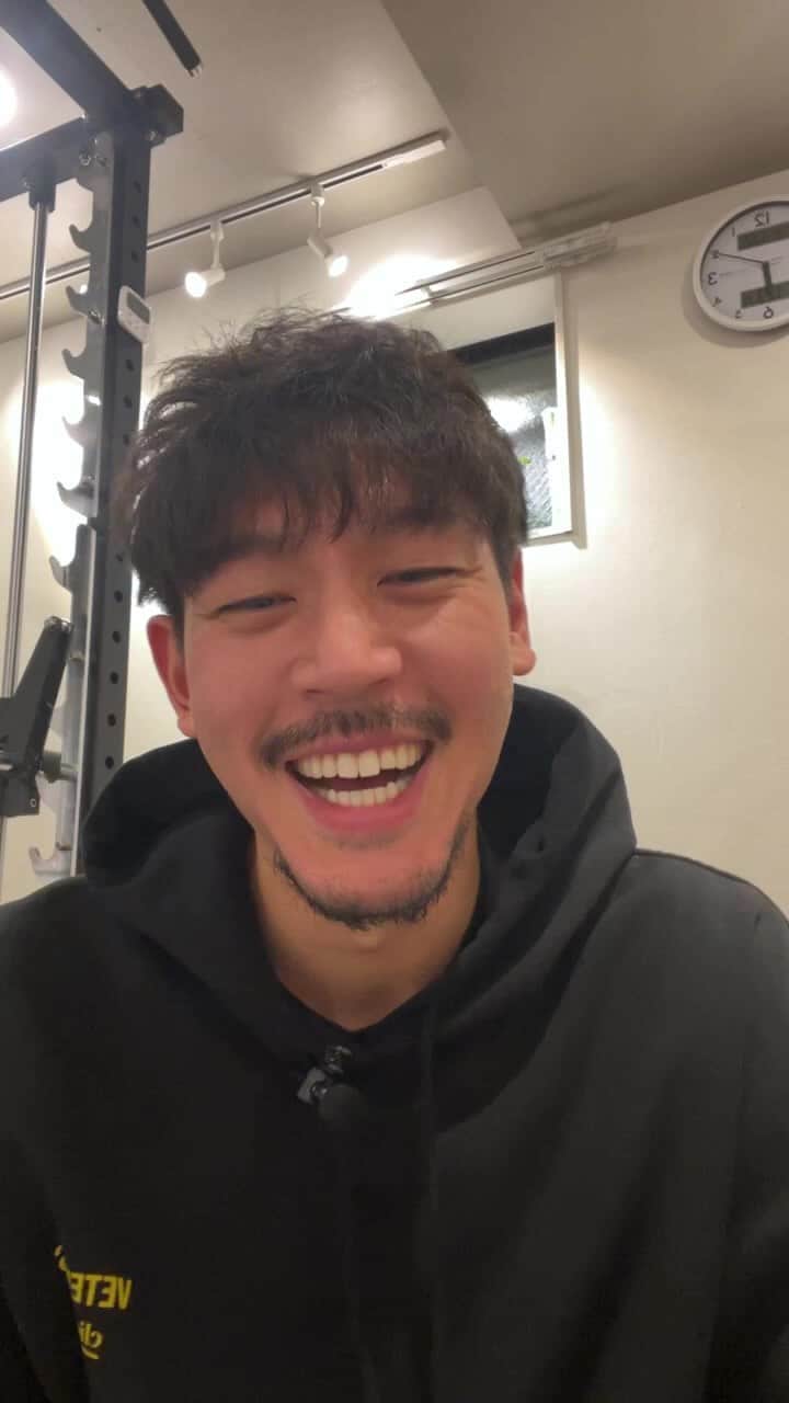 長谷川惠一のインスタグラム：「インスタライブありがとうございました😊  YouTube LIVEもご覧いただいた方ありがとうございます🥺  YouTubeのチャンネル名募集でもたくさん案をいただきありがとうございます！  厳選、ミックスして決めたいと思います🙋‍♂️  YouTube LIVEは長谷川惠一の頭痛により、急遽筋トレ中止になりました😭  次回はカレーを作る LIVEをやるので、ぜひ皆さんご覧ください🍛」