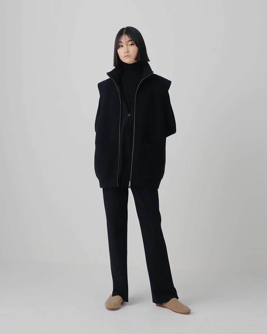 Takayuki Konoのインスタグラム：「22FWのお気に入りLOOKをまとめてみました。 ありがたい事に今シーズンの商品はかなり品薄になってますがこれから来る寒波にむけてカシミヤのシリーズなど如何でしょうか？(来年は確実に値段が上がってしまいます、、) 23SSの販売は少しずつ準備中です。おそらく3月かな？ 23FWの展示会もまもなくです。今回も一般のお客様向けの受注会開催するので是非チェックお願いします！ #undecorated #アンデコレイテッド」