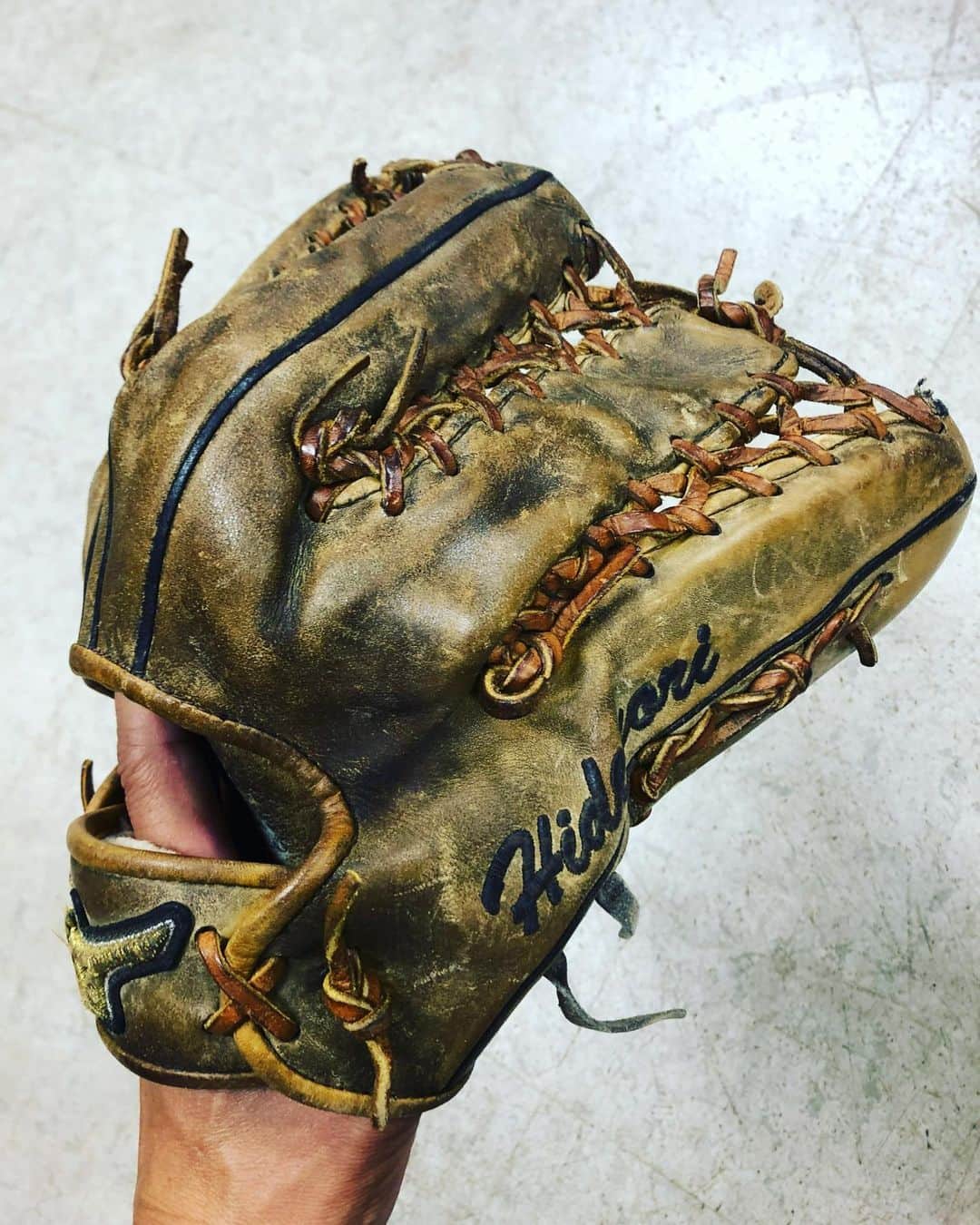 英智のインスタグラム：「選手を終えてから…10年余り付き合ってくれたMIZUNOの両投げ用グローブ。 何度か修理してもらえたので、使用することができました。 MIZUNOさんありがとうございました。 愛着が湧いて手放せなくなっちゃってます。(･_･;  #mizunoのグローブ  #両投げグローブ  #6本指グローブ  #dragons #中日ドラゴンズ #嬉しい楽しい大好き」