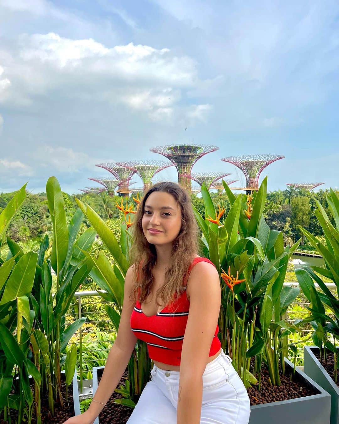 アロナ・コシェヴァツキーのインスタグラム：「It’s still Singapore vibes ☘️」