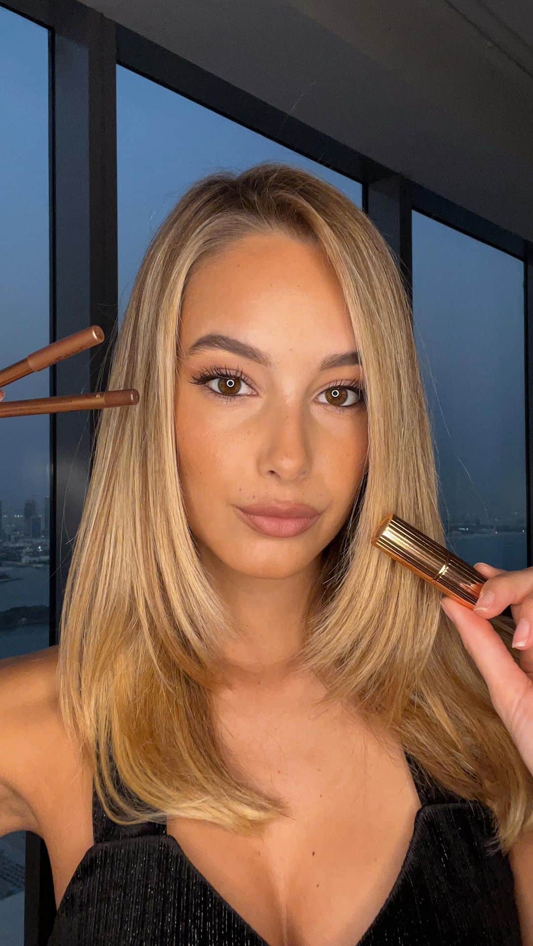 ヴィクトリア・ヴァルガのインスタグラム：「My natural everyday lip look 👄  . -@maccosmetics stripdown lip pencil -@charlottetilbury iconic nude lip liner  -@charlottetilbury pillow talk」
