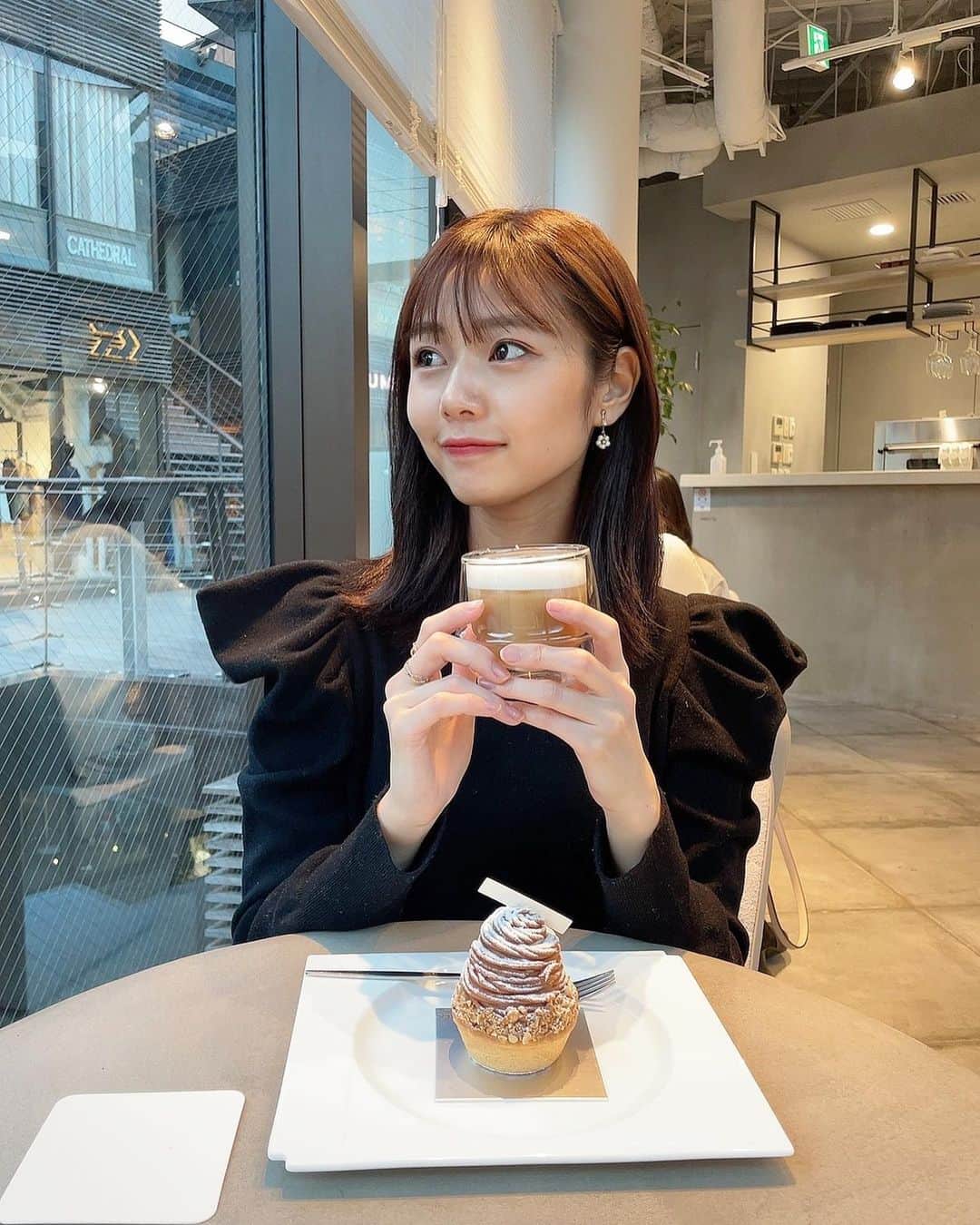 杉浦みずきのインスタグラム：「. 溢れそう〜　あぶない〜 写真見て気づいた😂  1枚目と2枚目の違いはほんの少しの目線の差です👀笑  #東京カフェ #表参道カフェ」