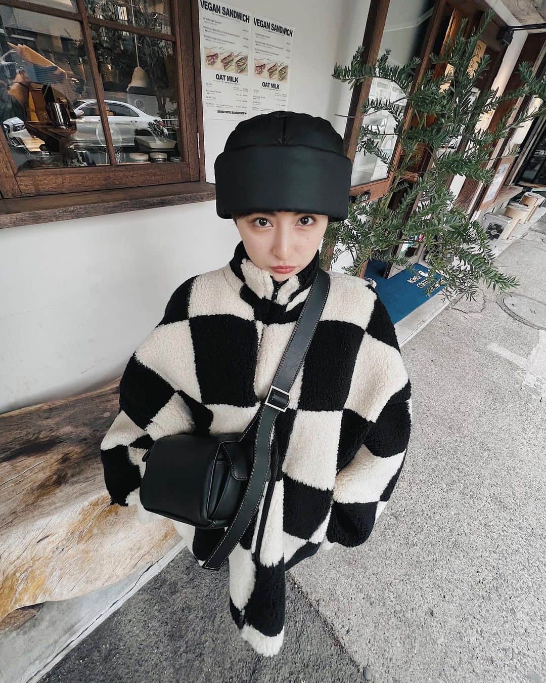 のインスタグラム：「🤍🖤🤍🖤  最近、本当に寒いね❄️ 雪だるまになるくらい厚着しまくって温かくして過ごそう〜⛄️ . #winter #girl #winterstyle  #winterfashion  #ootd #outfit  #outfitoftheday  #tokyo #japan #雪だるま #冬服 #冬コーデ #ちびコーデ #雪だるまファッション #julifashion」