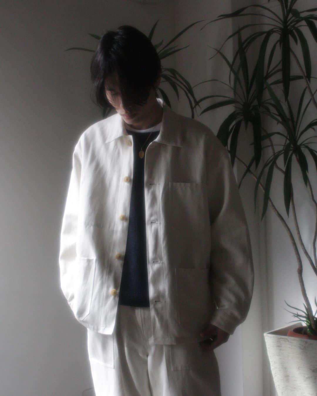 田口隼人のインスタグラム：「@ernie_palo Edition05  Ernie Paloより淡いカラーリングが目を惹く1stデリバリー💁‍♂️  アイボリーのカラーはかなりおススメです🤝  #falman #erniepalo」
