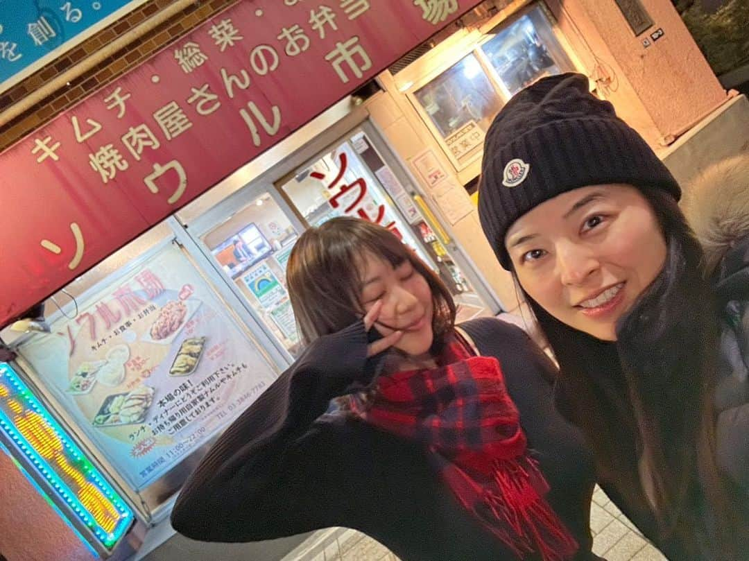 西田麻衣のインスタグラム：「昔プリクラで  よくこのポーズしてた  明日は５時起き🥲  グラビアの朝は早い  ガンバルゾ」