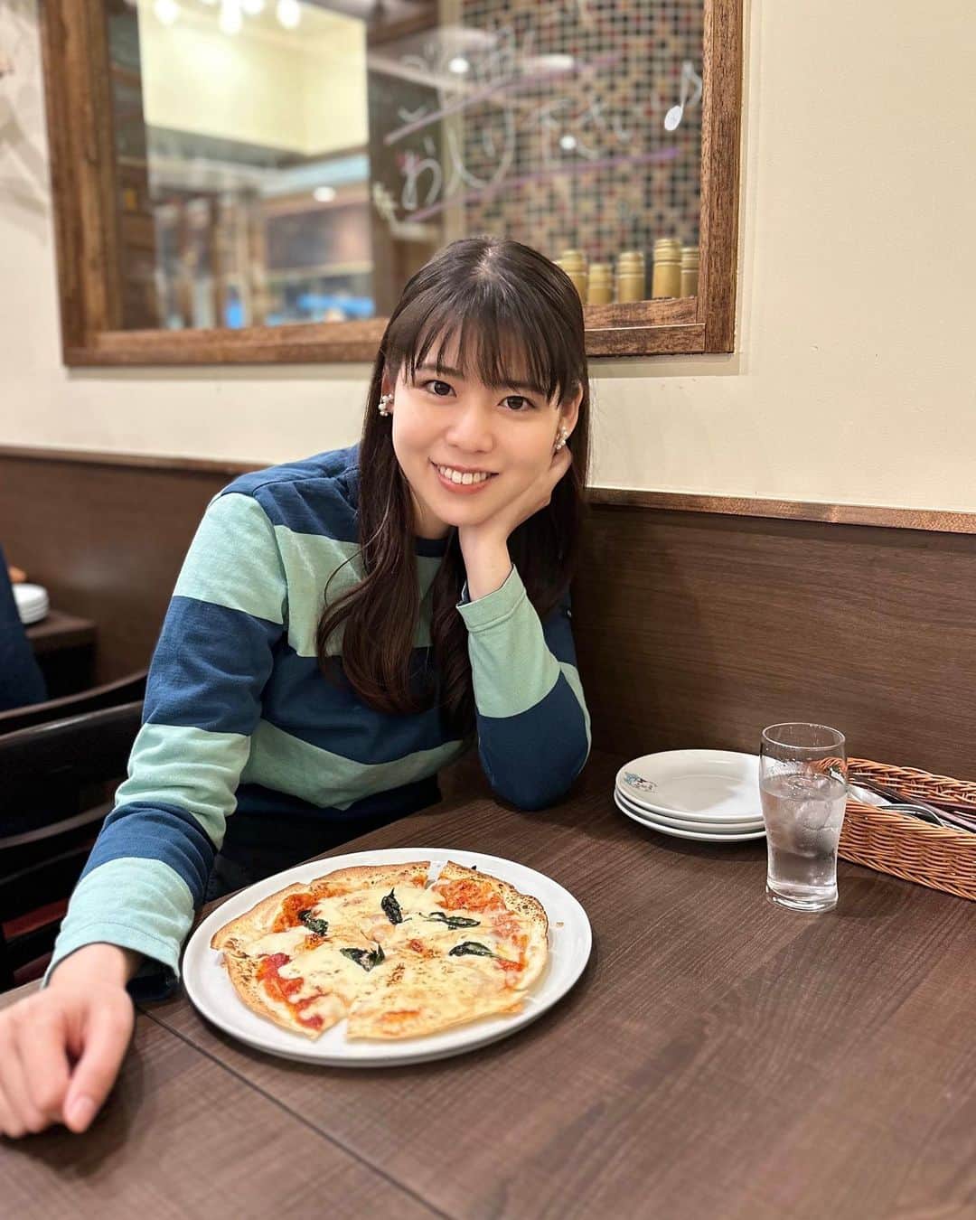 林莉世のインスタグラム：「#gfgs のオーダーボーダー💕  窯で焼いた薄めのピザ🍕 #マルゲリータ  #林莉世#ボーダーTシャツ#Tシャツ#ボーダー#新潟#加茂市#アナウンサー#フリーアナウンサー#ホリプロ#イタリアン#ピザ好き」