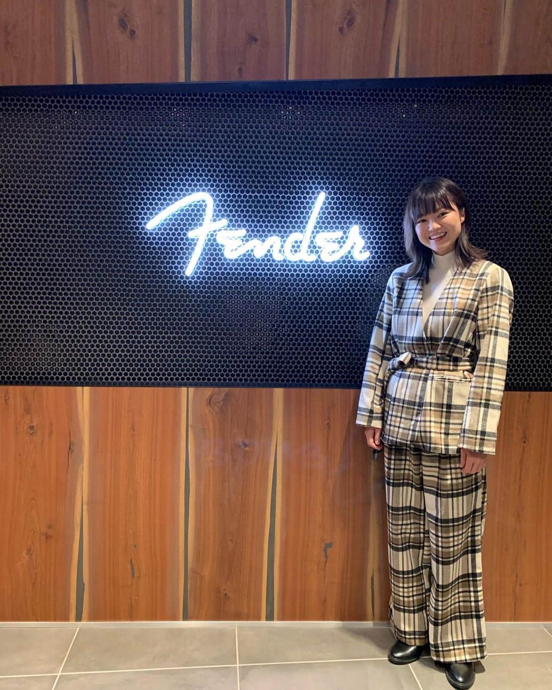 弓木英梨乃のインスタグラム：「✨ I am delighted to announce that I have signed an endorsement agreement with Fender! I am truly honored to be one of the Fender Artists I have always admired. The Fender my father lent me when I first started playing guitar, the Fender I played when I debuted as a singer-songwriter, the Fender I played in KIRINJI where I spent most of my 20s, the Fender I sounded in stadiums and arenas as a support guitarist, the Fender I shared my time studying abroad with... Fender guitars have filled my life as a guitarist with colour for all these years. Fender guitars not only bring out the best in me, but also make me realize new possibilities beyond that. Especially in recent years, I believe that finding the American Ultra Stratocaster® in 2020 has opened a new door for me. Fender guitars have always made me feel fresh and enthusiastic, like when I first started playing guitar. I am still in the process of developing myself, but I want to continue to grow and enjoy playing guitar with my Fenders, which always give me the courage to take on new challenges!  この度、わたし弓木英梨乃はフェンダーとエンドースメント契約を結びました！憧れのフェンダーアーティストの一員になれることを心から光栄に思います。ギターを始めたばかりの頃弾いていた父のフェンダー、シンガーソングライターとしてデビューした頃に弾いていたフェンダー、20代のほとんどを過ごしたKIRINJIで弾いていたフェンダー、サポートギタリストとしてスタジアムやアリーナで鳴らしたフェンダー、海外での留学生活を共にしたフェンダー… フェンダーのギターは今日までのわたしのギタリストとしての人生を彩ってきてくれました。フェンダーのギターは自分が今持っている力を最大限に引き出してくれるだけにとどまらず、それを超えた新たな可能性に気づかせてくれます。特に近年では、2020年にAmerican Ultra Stratocaster®に出会えたことが自分の新しい扉を開いてくれたと感じています。フェンダーのギターは、いつもわたしをギターを始めたばかりの頃のような新鮮で無我夢中な気持ちにさせてくれます。まだまだ発展途中のわたしですが、チャレンジする勇気をいつも与えてくれるフェンダーのギターと共に成長し続け、楽しくギターを弾き続けていきたいです。」