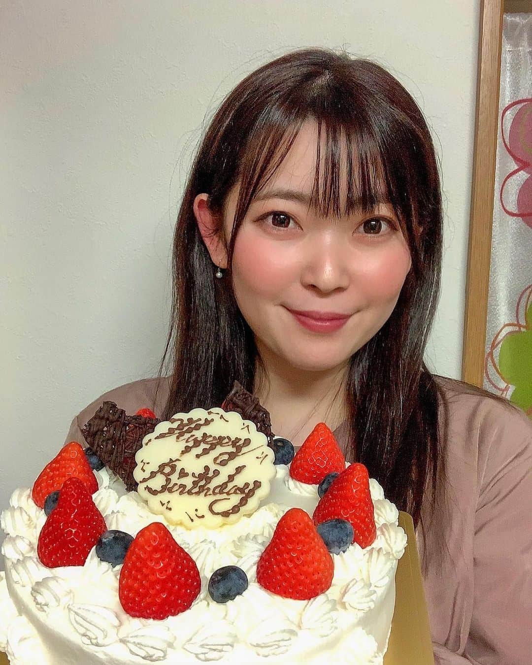 松本ルナさんのインスタグラム写真 - (松本ルナInstagram)「本日お誕生日を迎えた松本です🥳  皆さま、こんばんは☺️🌙  お誕生日は本当に嬉しい日ですね🥺✨  お母さんが命懸けで産んでくれて (お母さん曰くスポンッて産まれてきたらしい←) 沢山の方から 「お誕生日おめでとう🎉」って言ってもらえたり プレゼントまで頂いたり…🥲💓  でもね！とにかくね！！ 産まれた日を覚えてくれてるって言うのが 嬉しい😆🌈🌈  毎日誰かの誕生日だったりするからね🥺  お友達とも会える機会が減ったりする中 LINEくれたり嬉しい限り、、🥲💓  今年の誕生日もスペシャルハッピーな日でした❤️  最後の写真は ランチで食べたローストビーフ丼✨  嬉しくて写真撮ったら 半目だったよ☺️盛れてる❤️  #お誕生日 #happybirthday #🎂  #産まれた日 #お母さんありがとう #幸せです #🥰」1月23日 20時42分 - ruruna0123