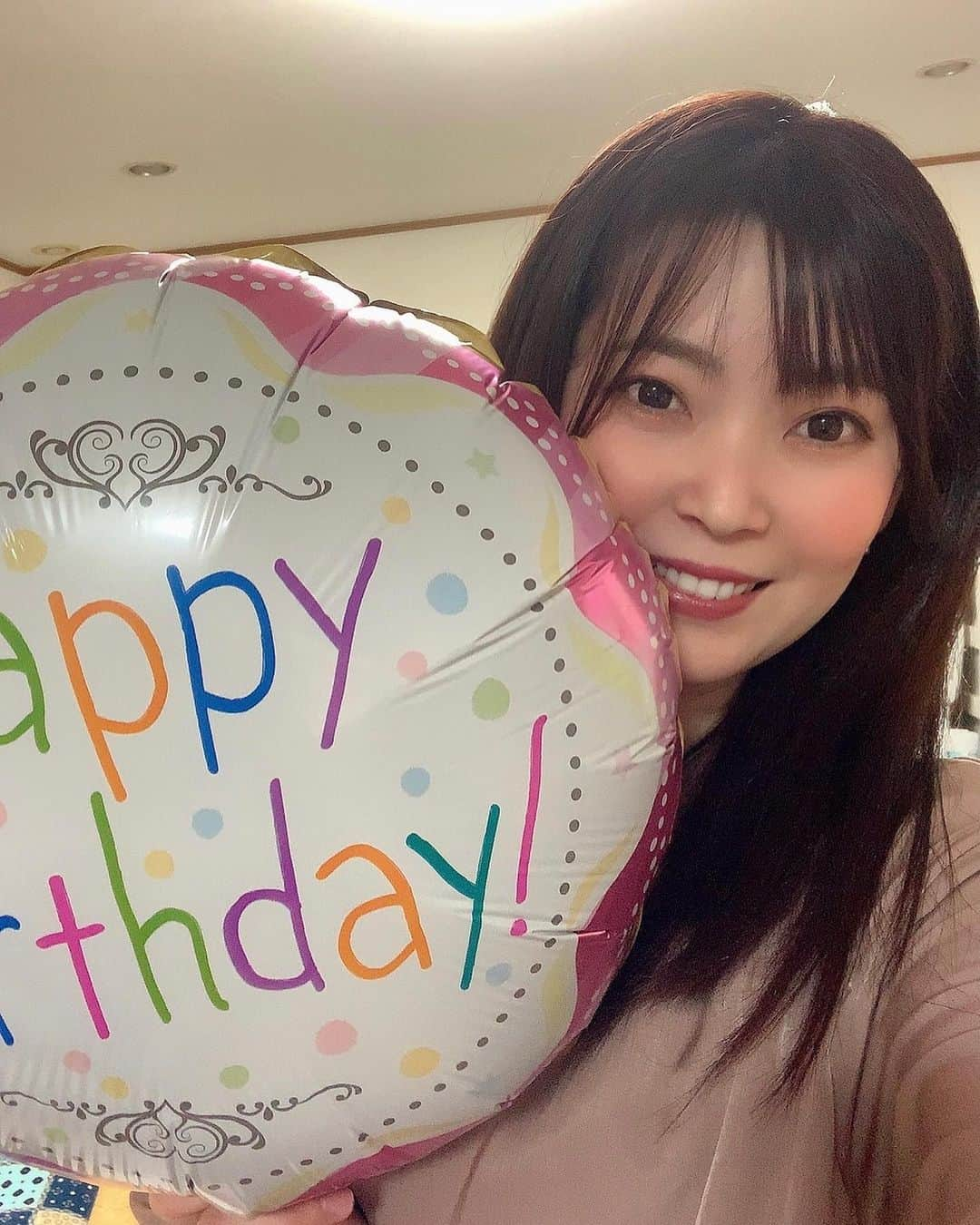 松本ルナのインスタグラム：「本日お誕生日を迎えた松本です🥳  皆さま、こんばんは☺️🌙  お誕生日は本当に嬉しい日ですね🥺✨  お母さんが命懸けで産んでくれて (お母さん曰くスポンッて産まれてきたらしい←) 沢山の方から 「お誕生日おめでとう🎉」って言ってもらえたり プレゼントまで頂いたり…🥲💓  でもね！とにかくね！！ 産まれた日を覚えてくれてるって言うのが 嬉しい😆🌈🌈  毎日誰かの誕生日だったりするからね🥺  お友達とも会える機会が減ったりする中 LINEくれたり嬉しい限り、、🥲💓  今年の誕生日もスペシャルハッピーな日でした❤️  最後の写真は ランチで食べたローストビーフ丼✨  嬉しくて写真撮ったら 半目だったよ☺️盛れてる❤️  #お誕生日 #happybirthday #🎂  #産まれた日 #お母さんありがとう #幸せです #🥰」