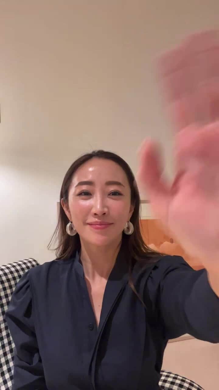 神崎恵のインスタグラム：「・ 髪の毛の話や爪のお話でした。 楽しい時間でした。 ありがとうございます☺︎✨」