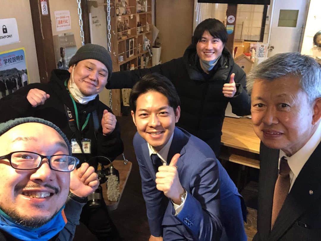 川上椋輔のインスタグラム：「知事選、当選直後インタビュー以来となる北海道・鈴木直道知事にお会いできました。  マスからローカルメディアに立場が変わった中での再会に何だかとても胸が熱くなりました🔥  弟子屈町での取り組みや協力隊のこともお伝え出来ました☺️  #北海道　#地域おこし協力隊 #道東テレビ」