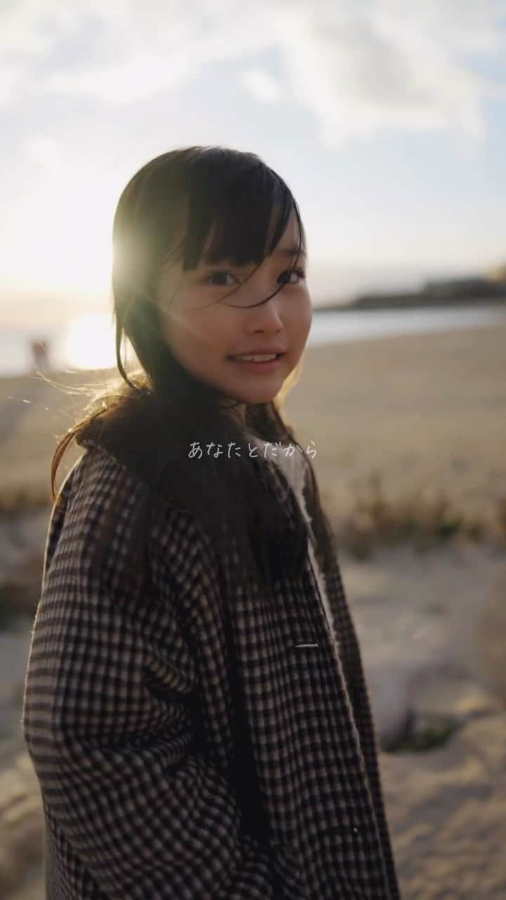 Kyooonのインスタグラム：「動画には、その瞬間の音がある 表情がある、しぐさや話し声がある  写真も好きだ その日を色鮮やかに思い出せる動画も大好きだ  自分の小さい頃のアルバムを見て懐かしく嬉しく思えるように 写真も動画も時間が経てば経つほど もっともっと特別なものになるんだなぁ  ほんのすこし海で過ごした時間も ひと手間加えるだけで宝物になった🥺🎬  （こだわってしまう性格なので動画講座作るのに 時間かかってます。もうちょっと待ってね😂）  レンズ　#SEL24F14GM 商品貸出：ソニーマーケティング株式会社  #子どもの日常を動画に#日常をシネマティックに#姉妹#4歳差姉妹#ダヴィンチリゾルブ#a7siii #α7sⅲ#PV風#davinciresolve#photo_jpn#cameramantokyo#シネマティック#cinematicvideo#cinematicvlog#動画編集#動画制作#動画撮影#videotips #filmmakers #creativevideo#phonegraphy#ファミリームービー#家族動画#photo_jpn#yourstomake#creative_portraits#alpha_newgeneration#歌詞動画」