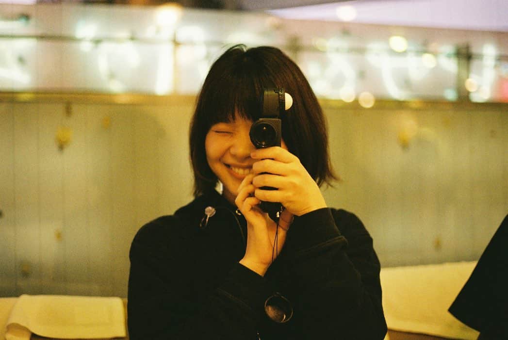 岸井ゆきののインスタグラム：「三宅唱監督作品 映画『ケイコ 目を澄ませて 』で 日本アカデミー賞の優秀主演女優賞を受賞致しました。 ありがとうございます。  ああたくさんの方が映画を観てくださっているんだなぁと、それがいちばん嬉しくて、そして三宅組の皆さんや事務所のスタッフの方が、こう、頷くように笑って、喜んでくださったのが、なんだろう、映画に対しての思いを感じるその仕草が、とても印象的でした。 三宅組の力になれたことをとても光栄に思います。  当時の写真を。 これで光の値を測っている。 各部署の暗号のような合言葉のような専門用語を聞いているのが好きです。  三浦友和さんの、会長の大きな背中があったから、松浦さんや誠己さん、ジムのみんながいたからケイコは闘えたし、HIMI君は本当に弟としてそこにいて、台本に書いてなかったことばも手話を通して話すことができたし 監督、全スタッフさんのそのすばらしい仕事のおかげで楽しくおしゃべりをしなくても、誰かや何かの為に明るい振る舞いをしなくても、ただ主人公としてそこに暮らすことが出来ました。ありがとうございます！  まだまだこの映画を映画館で観てもらいたいと願っています！ どんな映画も、映画館でやっているうちに、スクリーンで観るのがいちばんです！ 上映中ですよ。お近くの映画館へ、遊びに行ってくださいね。  映画がだいすき！大好きだ！」