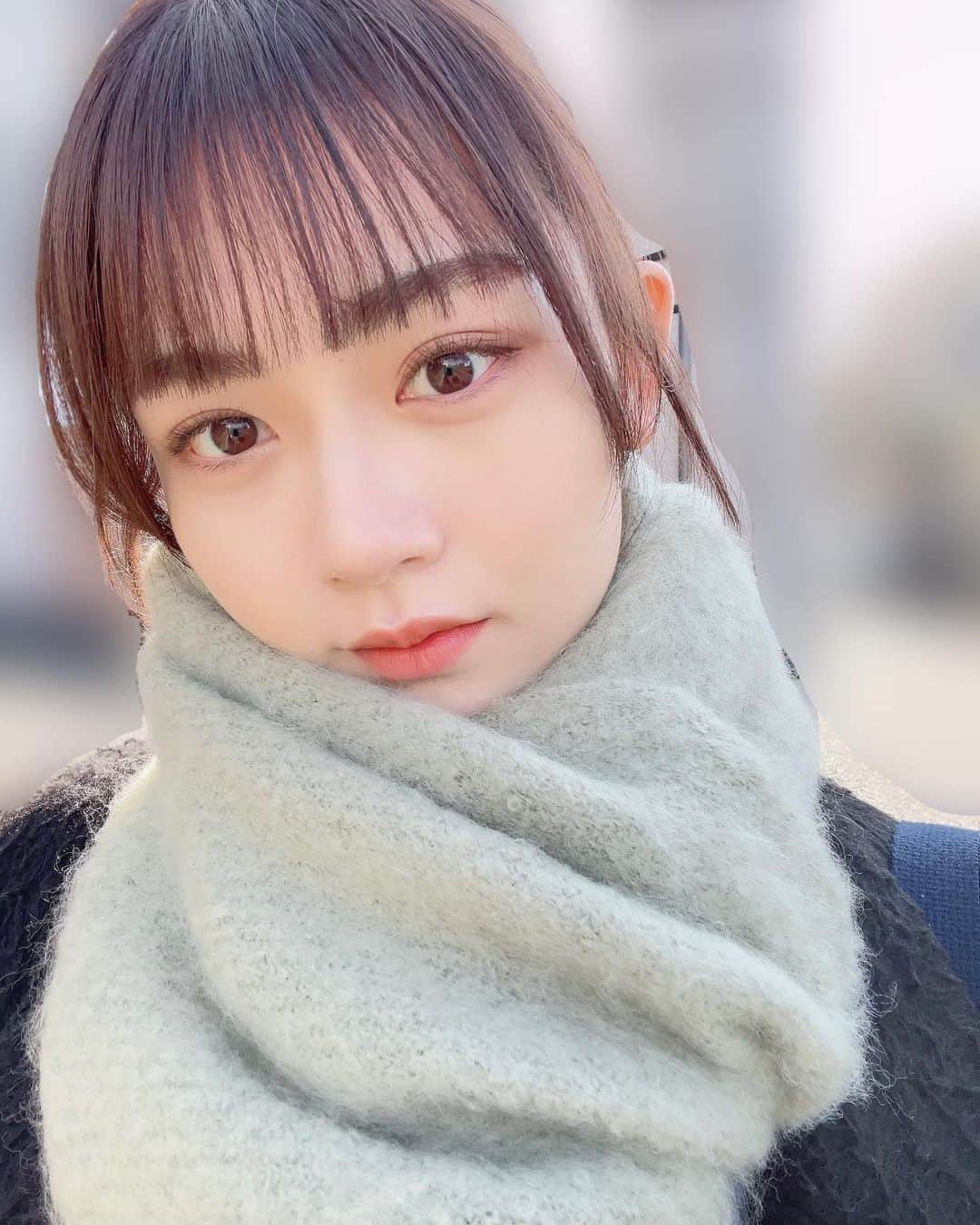 安村真奈のインスタグラム：「⛄️ まほがプレゼントしてくれたあったかマフラー🧣 かわいすぎて最近は毎日これ^ ^」