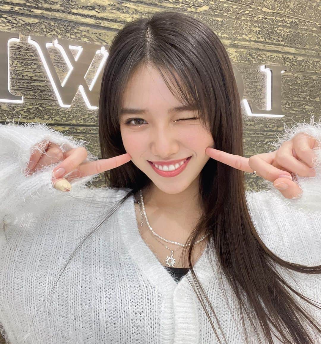 増田小春のインスタグラム：「親指に絆創膏っ！笑  このネックレス、 私の知り合いが作ってるのっっ🤍✨  @heartflip_official だよっ❣️ 女の子も男の子もどっちも大丈夫なデザインになってるし、 シンプルで可愛いから覗いてみてねっ💭  #heartflip #アクセサリー #こはる」
