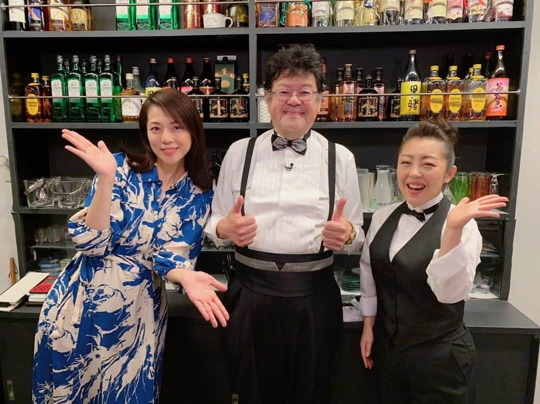 吉岡美穂のインスタグラム：「カラオケ大賞🎤 伊戸s'BAR バーテンダー衣装の伊戸先生！ひろみちゃん、ゲストの皆さまと…❣️  先生や、ひろみちゃん、審査員の先生方、スタジオに来て頂いていた方々と会えなくなると寂しいですが、これからは千葉テレビカラオケ大賞の視聴者として応援📣させてくださいね。 皆さま、またお会いできる日を楽しみにしています❤️  #千葉テレビカラオケ大賞　🎤 #山口ひろみ　さん #若山かずさ さん #大沢桃子 さん #坂本冬休み さん #小川みすず さん  #藤原浩　さん #ミックル藤井 さん  #伊戸のりお先生」