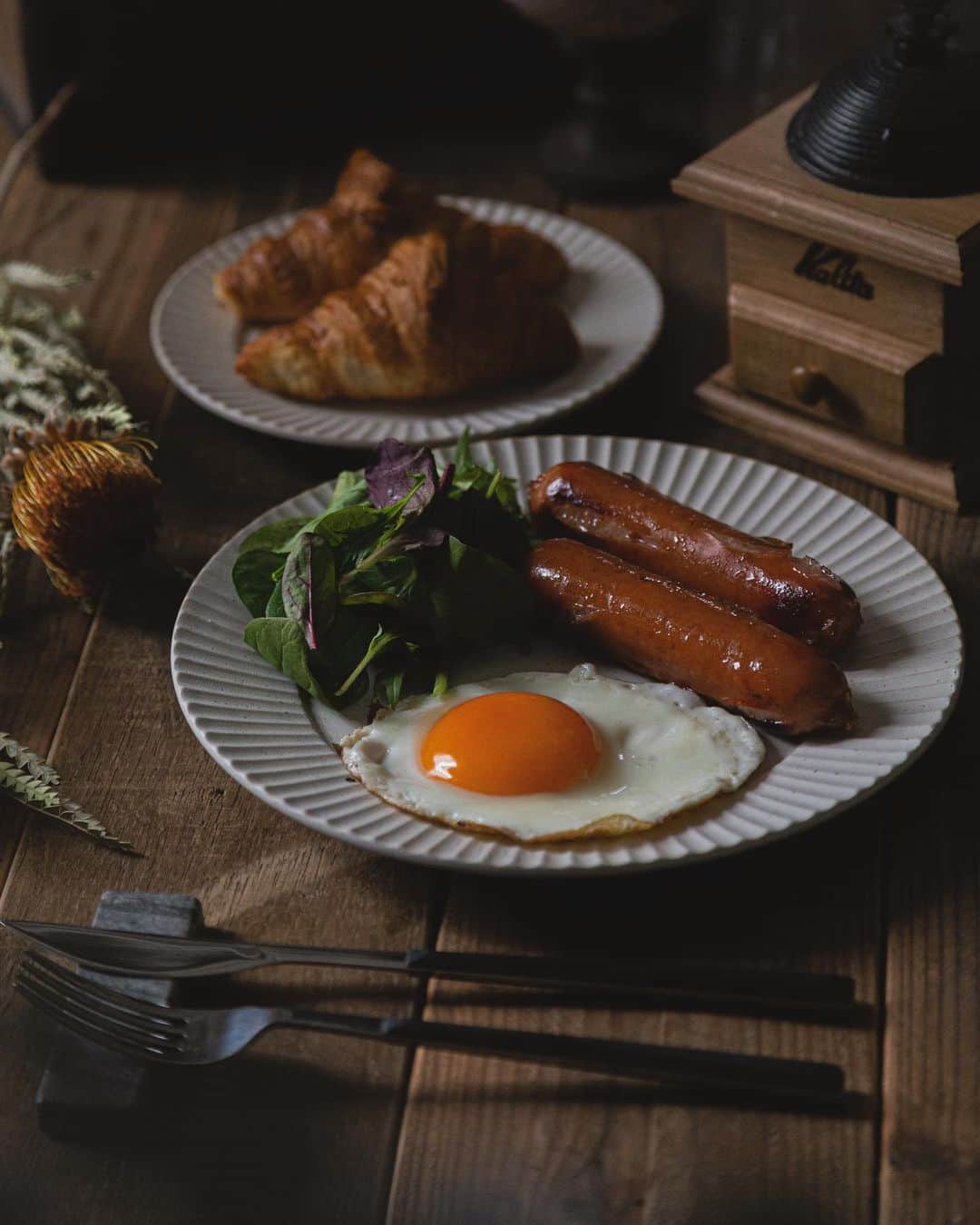 Manabu Sakamotoのインスタグラム：「憂鬱になりがちな月曜の朝は ちょっとだけ贅沢な朝ごはんで 気持ちを高めて。 . 月曜日、お疲れ様でした 今週も頑張りましょう。 . . . . . . #food #foodphotography #foodstagram #tablephoto #tablecoordinate #breakfast #gourmet #フードフォト #テーブルコーディネート #テーブルフォト #朝食 #写真好きな人と繋がりたい #テーブルスタイリング #フードスタイリング #ていねいな暮らし #vsco #igersjp #私のおいしい写真 #美味しい写真 #おいしいもの好きな人と繋がりたい #至福の時間 #うつわ好き #うつわのある暮らし #パン #あさごはん #目玉焼き #クロワッサン #ソーセージ #eeeeeats #delish」