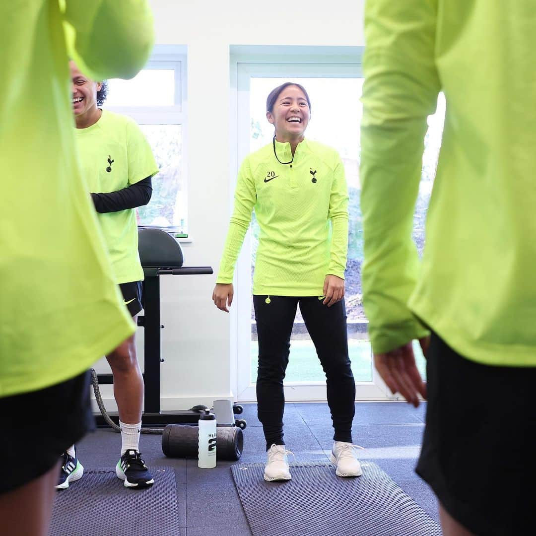 岩渕真奈のインスタグラム：「🤍💛⚽️ ⁡ First week with @spurswomen 😄✔️ ⁡ #tottenham #spurs」