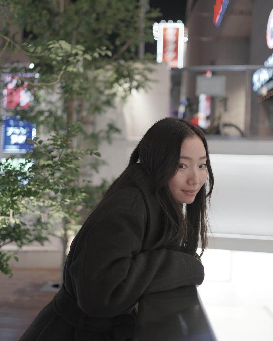 小堀桃子のインスタグラム：「. . . 🌿❄️ . . . ストーリー載せたら好評だったので😌 #ロングヘア #セミロング #ワンカール #ワンレン #japanesegirl」