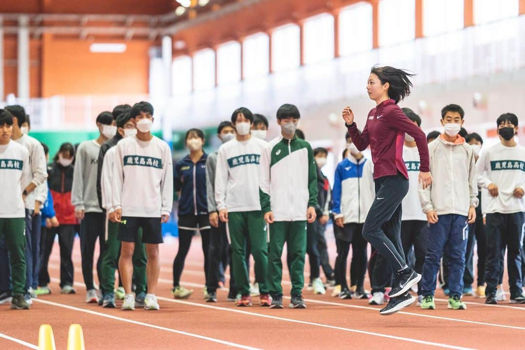 卜部蘭さんのインスタグラム写真 - (卜部蘭Instagram)「鹿児島県・ジャパンアスリートトレーニングセンター大隈にて陸上教室をさせていただきました🏃‍♀️！  立派な室内走路がある施設で､中高生の皆さんと一緒にハードルドリルやランニングドリルをしたり走ったり！  最後はみんなでTwolapsポーズ✌🏻 実は私も初めてのTwolapsポーズでした😂  鹿児島の皆さんありがとうございました✨️   #陸上教室 #鹿児島 #大崎町   #ジャパンアスリートトレーニングセンター大隈」1月23日 21時34分 - ranrun0616