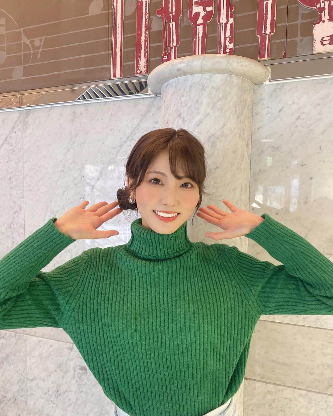 のインスタグラム：「こんばんは💐 今日も1日お疲れ様でした✨  今朝のアサデス。KBCの衣装は ・花柄デニムワイドパンツ @selectmoca さんの ・アイボリーの切替ムートンコート ・グリーンのタートルネックリブニット  今週のふるさとwishは　 🌼花あふれるふくおか🌼ということで衣装のどこかでお花モチーフのアイテムを着用させて頂きます！ 是非注目してみて下さい〜👀  またスタジオや時報で日替わりでお花が登場したり脳のアサトレ！もお花にまつわるクイズを出題します🧠💐  今日のお花はカーネーションでした💐 オンエア後にお花を頂きまして 持ち帰ってお家に早速飾りました♪ やっぱりお花がある生活は良いですね✨ ふとした瞬間にふわっとお花の香りがするのも癒されます☺️☺️  明日は何のお花だろう〜 とっても楽しみです！！わくわく  今週はぐんと気温が下がり寒い日が続きそうです🥶 皆さん寒さ対策ばっちりでお過ごし下さい！！  また明日２４日から２５日にかけて強い寒気が流れ込み九州北部でも大雪のおそれがありますので注意されて下さい。  #アサデス#アサデスKBC#KBC#福岡県#お天気お姉さん#お天気アシスタント#冬コーデ#花 #お花のある暮らし #花wish#カーネーション#ツインお団子#ムートンコート #タートルネック #デニムパンツ」
