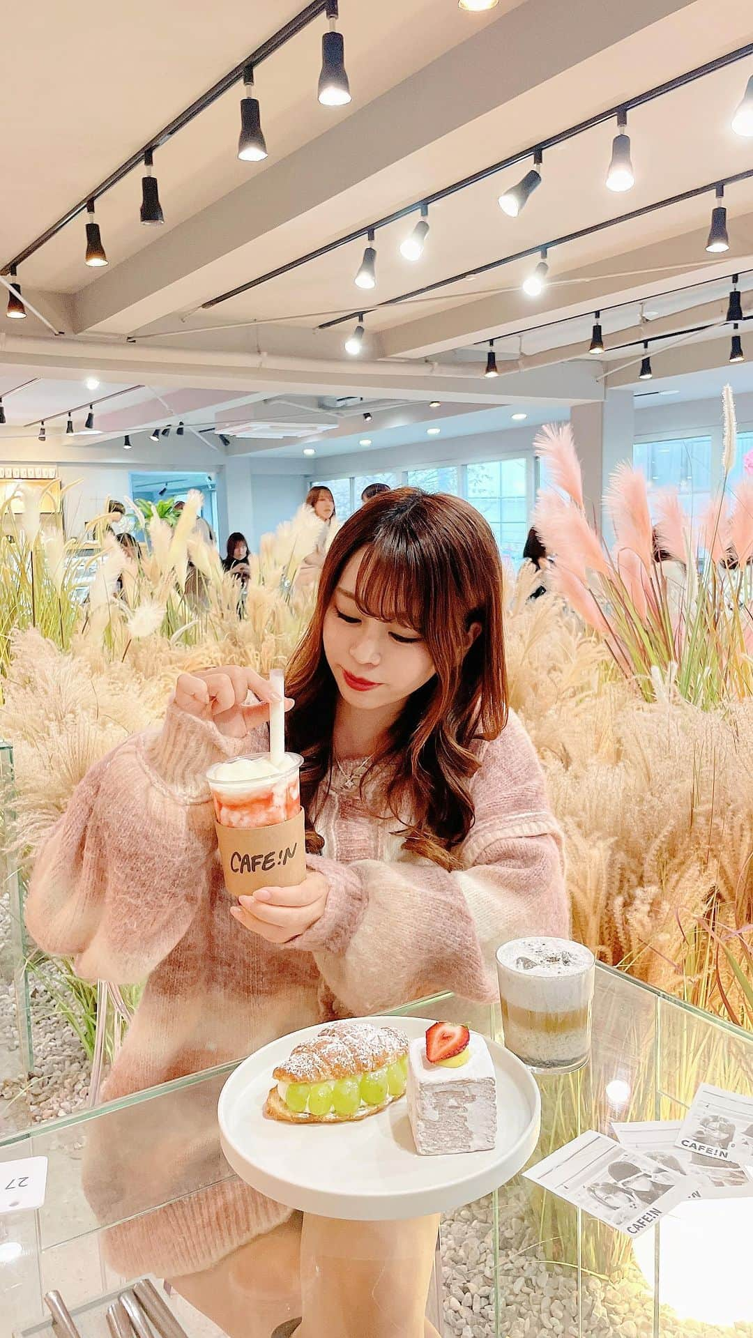 りなてぃんのインスタグラム：「新大久保カフェ 𝘊𝘈𝘍𝘌 𝘪𝘕☕️𓂃 𓈒𓏸  すすきやパンパスグラスが素敵！  無料で写真が撮れる🐻🍂𓂃 𓈒𓏸 今人気のカフェだよ！  📍東京都新宿区大久保1-12-27 アイオスビル 2F @cafein.jp   .  #韓国カフェ  #新大久保カフェ  #新大久保グルメ #新大久保カフェ巡り  #カフェ　#カフェ巡り  #カフェ好きな人と繋がりたい #東京 #東京グルメ #東京カフェ  #新宿カフェ　#新宿カフェ巡り」