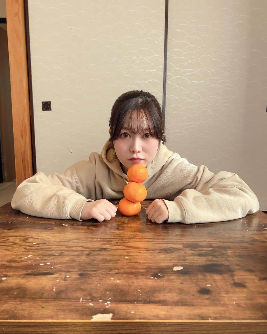 弘松菜摘のインスタグラム：「⁡ ⁡ ⁡ こたつみかん🍊 ⁡ なつみかん🍊 ⁡ ⁡ みんなみかんすき？🍊」