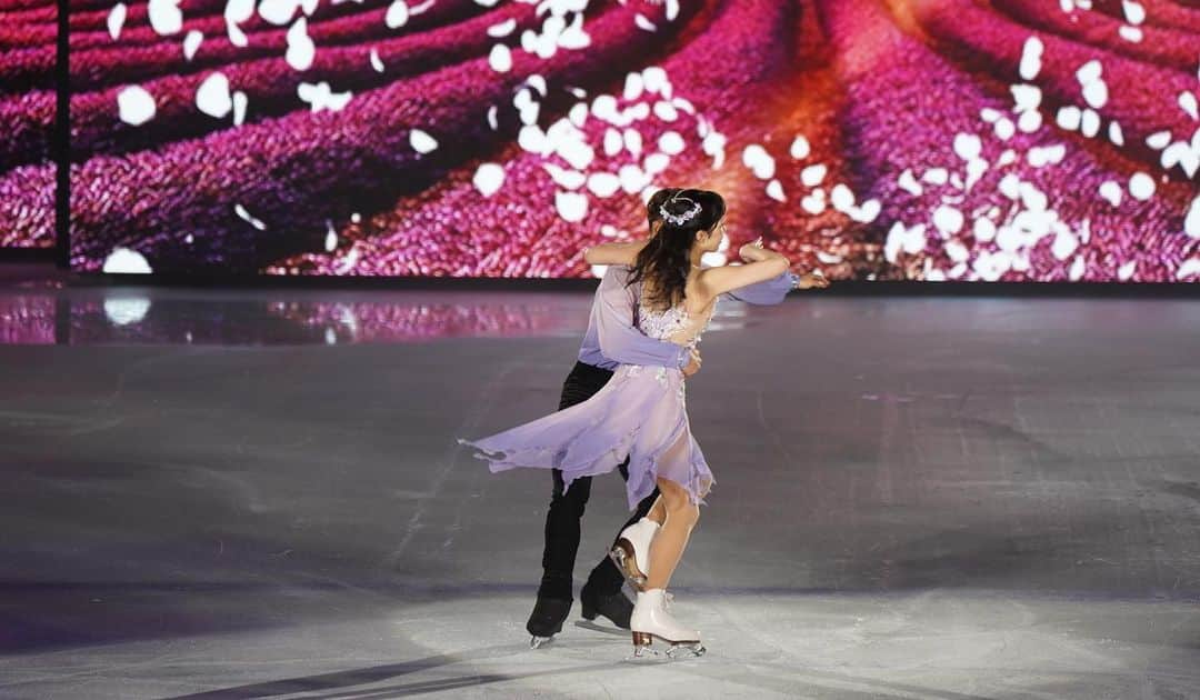 今井遥のインスタグラム：「長野公演無事終了致しました🌹  今回の会場だったビッグハット。 私にとって全日本や国体、 インターハイ、全中などで、選手時代何度も訪れた思い出深い会場でして、、、  そんな所に、このような形で来られた事。 BEYONDに参加出来て本当に良かったと、改めて思いました☺️  次は2月、熊本公演です⛸  #beyondmaotour  #長野 #ビッグハット #ラベンダーの咲く庭で」