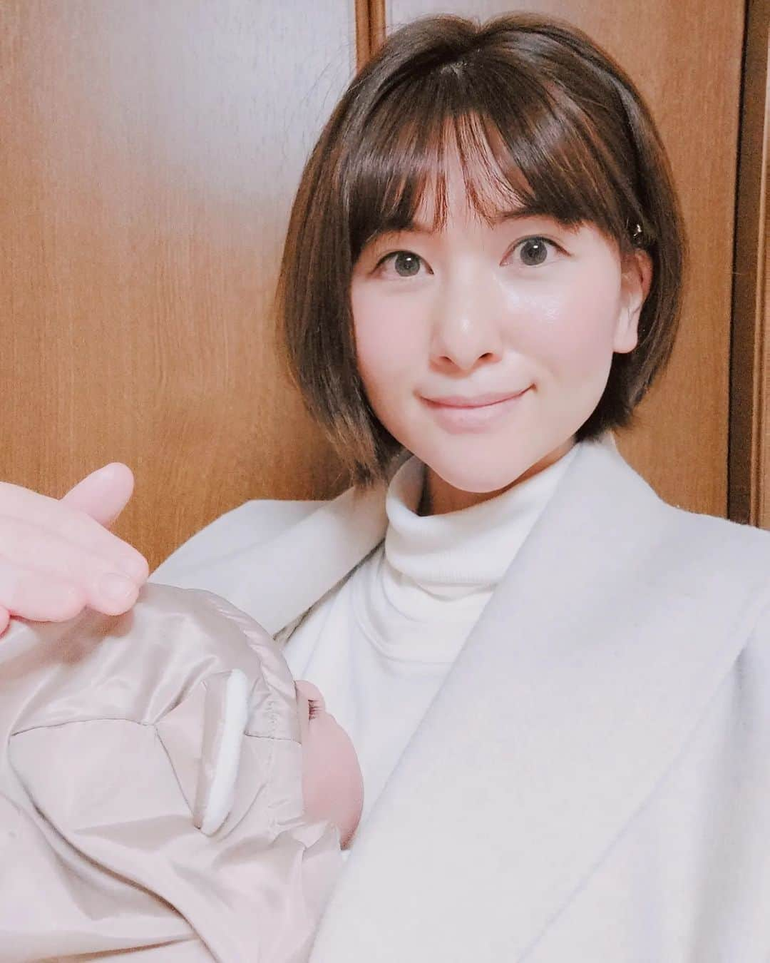 鈴木理香子さんのインスタグラム写真 - (鈴木理香子Instagram)「💇リフレッシュ💇 べびたんをお義母さんに預かって頂き 美容院に行くことができました😭✨ 更にお義母さんは次の日に シチューをお鍋で持ってきて下さいました😭✨  この日の晩御飯は私は パンを焼いてサラダを作っただけ🥗  ここ最近のべびたんは後追いのような 抱っこしないと嫌な時期に入っていて ご飯を作るのも時間がかかっていたので 本当に助かりました😭✨ ありがとうございます😭✨❤  髪の毛も気持ちもリフレッシュできました😊💓  追伸 ショートヘアは中京テレビ時代以来です😁 (写真3枚目 )  #赤ちゃんのいる生活 #すーさんとべびたん  #ありがとうございます❤  #新米ママ #ママスタグラム #ベビスタグラム #中京テレビ #懐かしい！#鈴木理香子」1月23日 22時20分 - rikako.suzuki