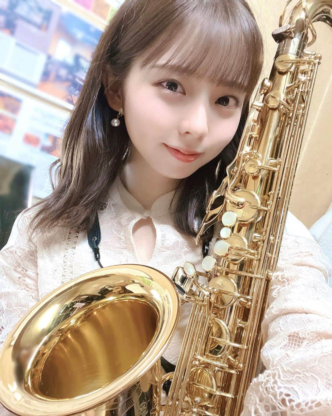 篠原望のインスタグラム：「. 🎷🌟 . . 『With Life Vol.7』 ありがとうございました✨ . . こういったライブに出演させていただけるとは 思っていなかったのでお話を聞いた時 驚きと不安があったのですが . みなさんとても優しくて 楽しく贅沢な時間を過ごさせていただきました🥺💫 . . 「愛を知る」バンドVer.かっこよくておしゃれで コールも聞けて幸せだった〜🫶🏻 . . 楽器が活動に繋がるのはやっぱり嬉しいな🎶 . . 配信アーカイブご購入いただけますので 何度でもぜひ見てね𖤐´ . https://twitcasting.tv/c:wb_haishin/shopcart/202770 . . #WithLife #バンド #ライブ #サックス #サックス女子 #テナーサックス #sax #saxplayer #saxophone #saxtenor #tenorsax #yamaha #ヤマハ #music #musician #リリーブラウン #lilybrown #マリークワント #maryquant #篠原望」